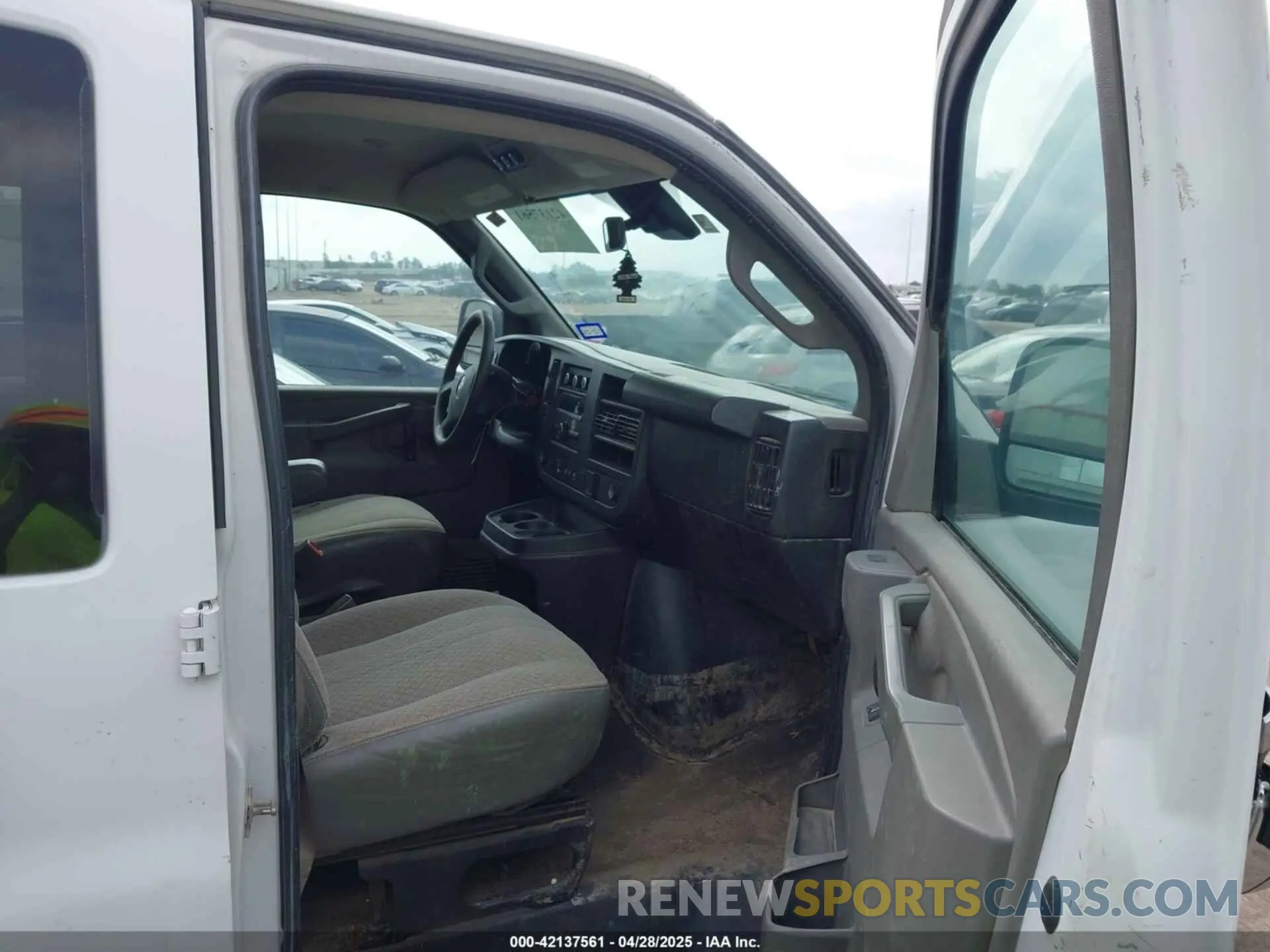 5 Photograph of a damaged car 1GAZGPFG3K1364936 CHEVROLET EXPRESS 3500 2019