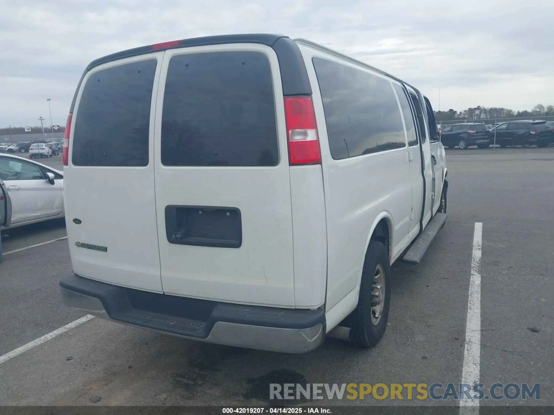 4 Photograph of a damaged car 1GAZGPFP0K1291847 CHEVROLET EXPRESS 3500 2019
