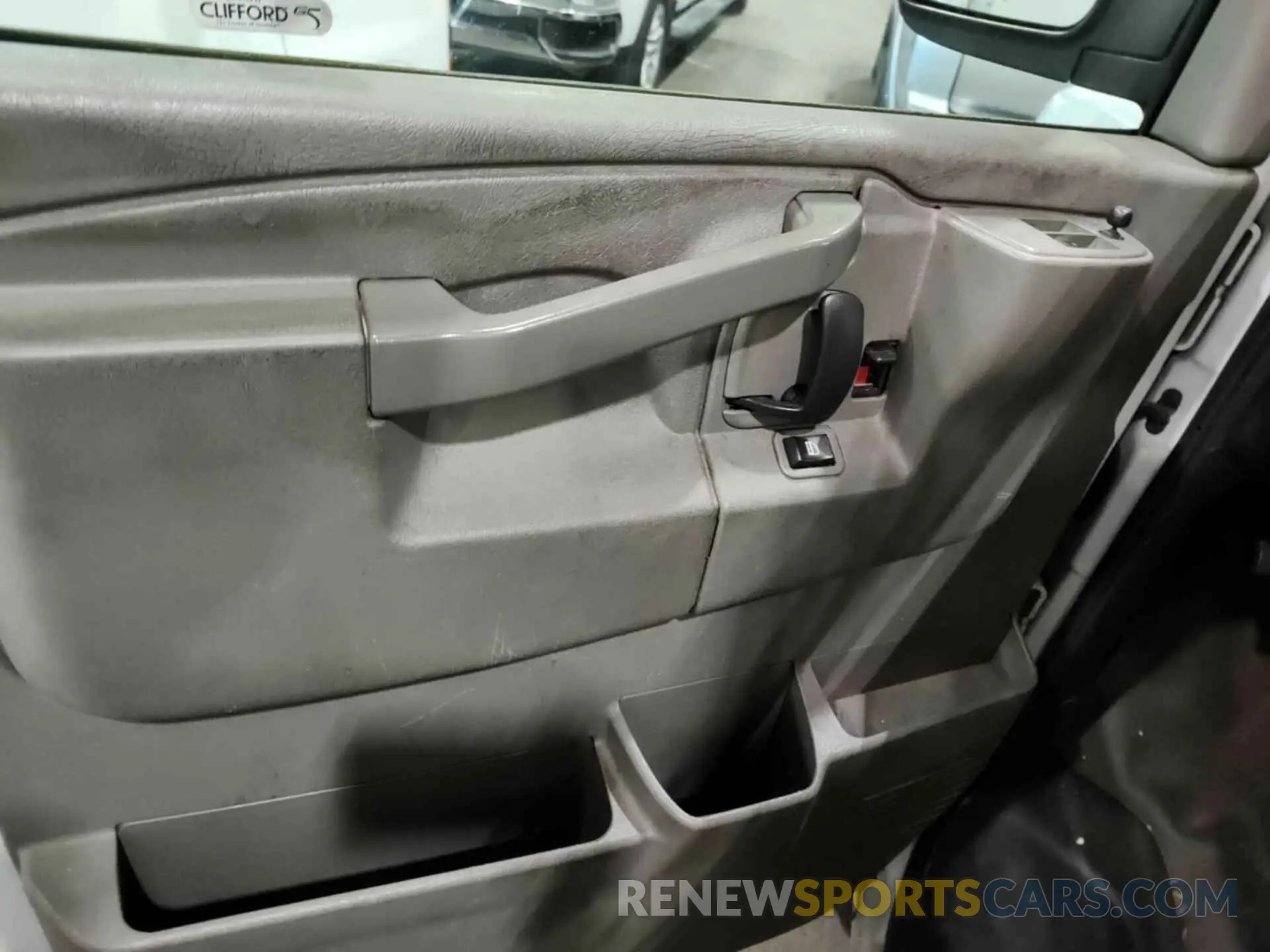 19 Photograph of a damaged car 1GCZGGFG5K1175860 CHEVROLET EXPRESS 3500 2019