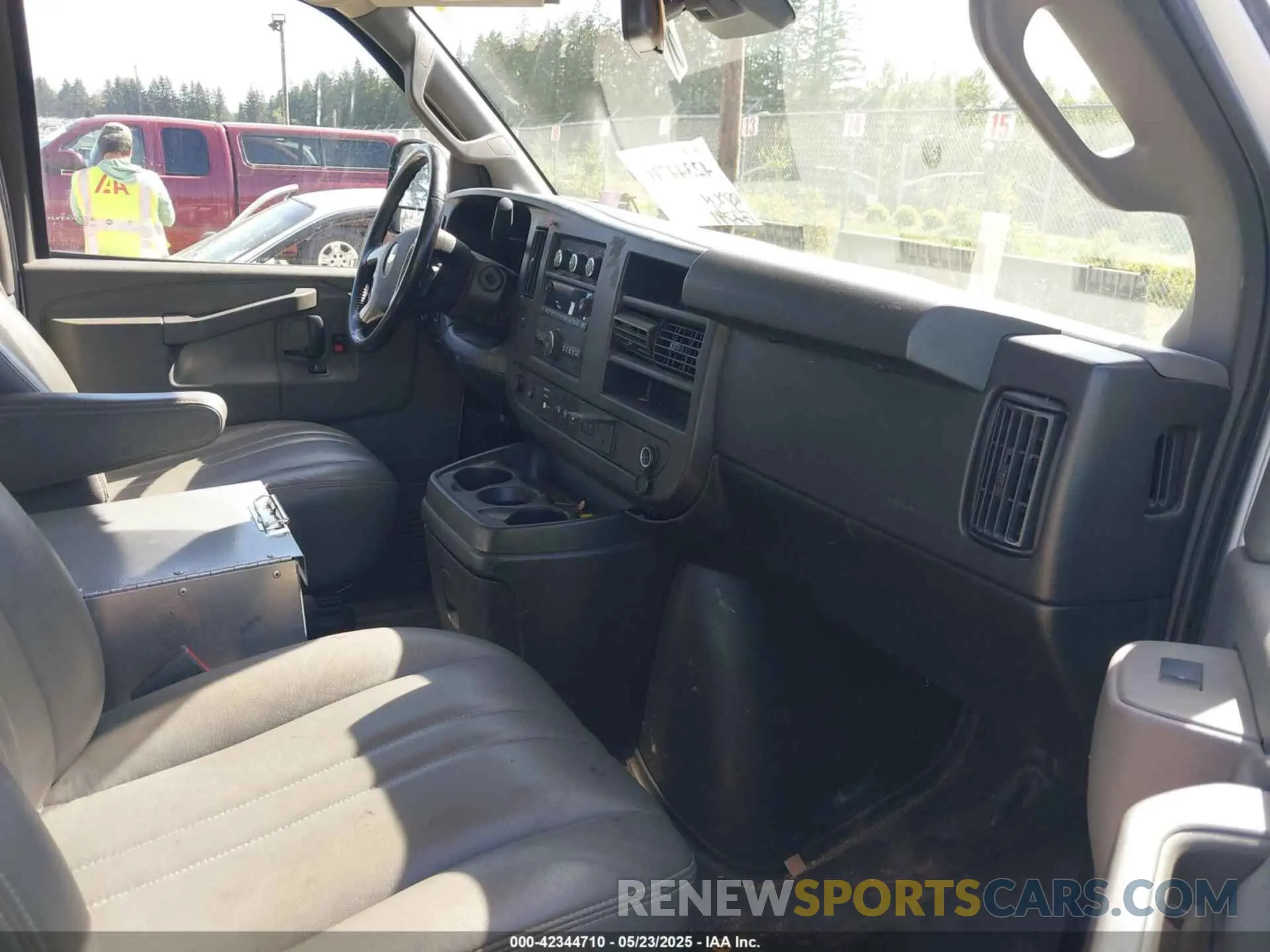5 Photograph of a damaged car 1GCZGGFPXK1175045 CHEVROLET EXPRESS 3500 2019