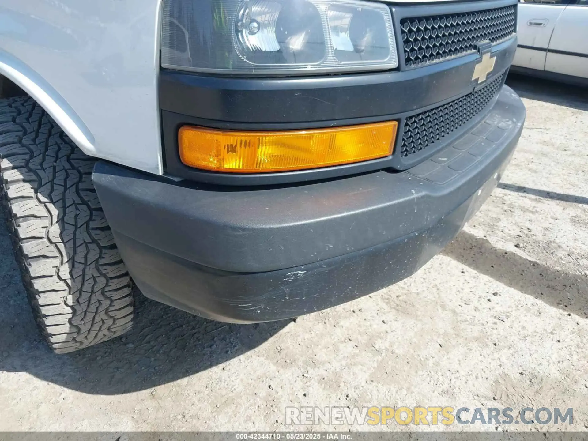 6 Photograph of a damaged car 1GCZGGFPXK1175045 CHEVROLET EXPRESS 3500 2019