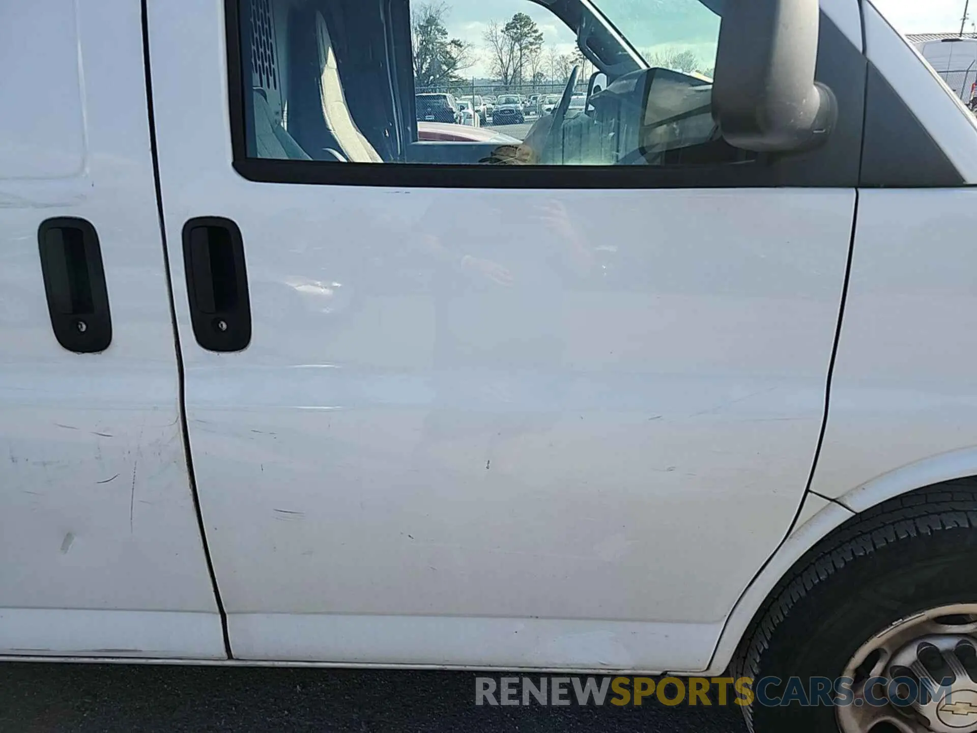 24 Photograph of a damaged car 1GCWGAFG0L1190607 CHEVROLET EXPRESS CARGO 2020