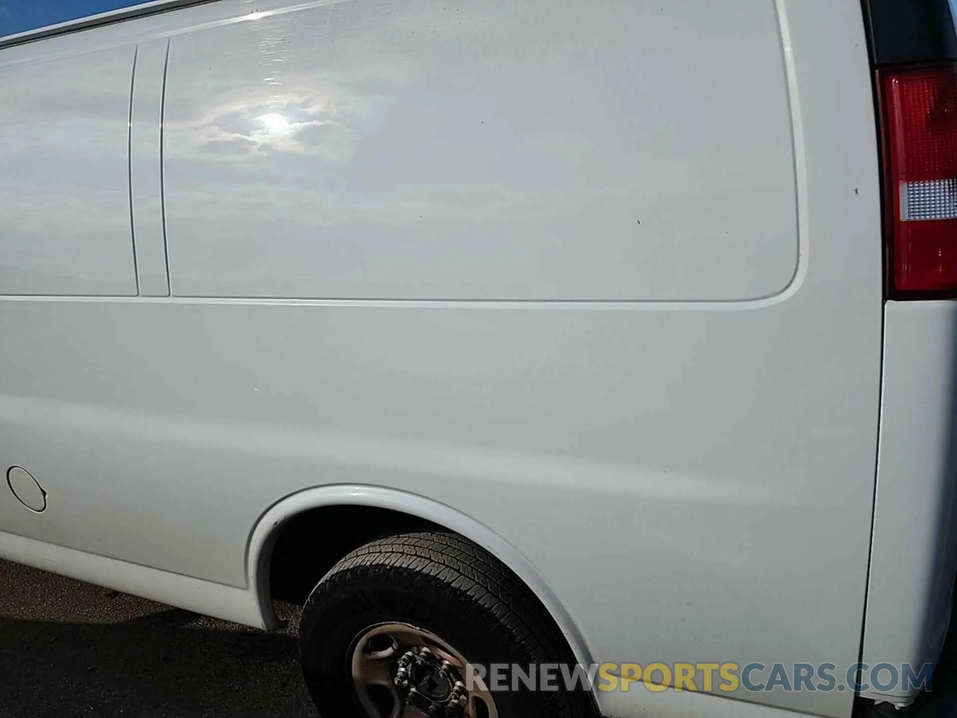 33 Photograph of a damaged car 1GCWGAFG0L1190607 CHEVROLET EXPRESS CARGO 2020