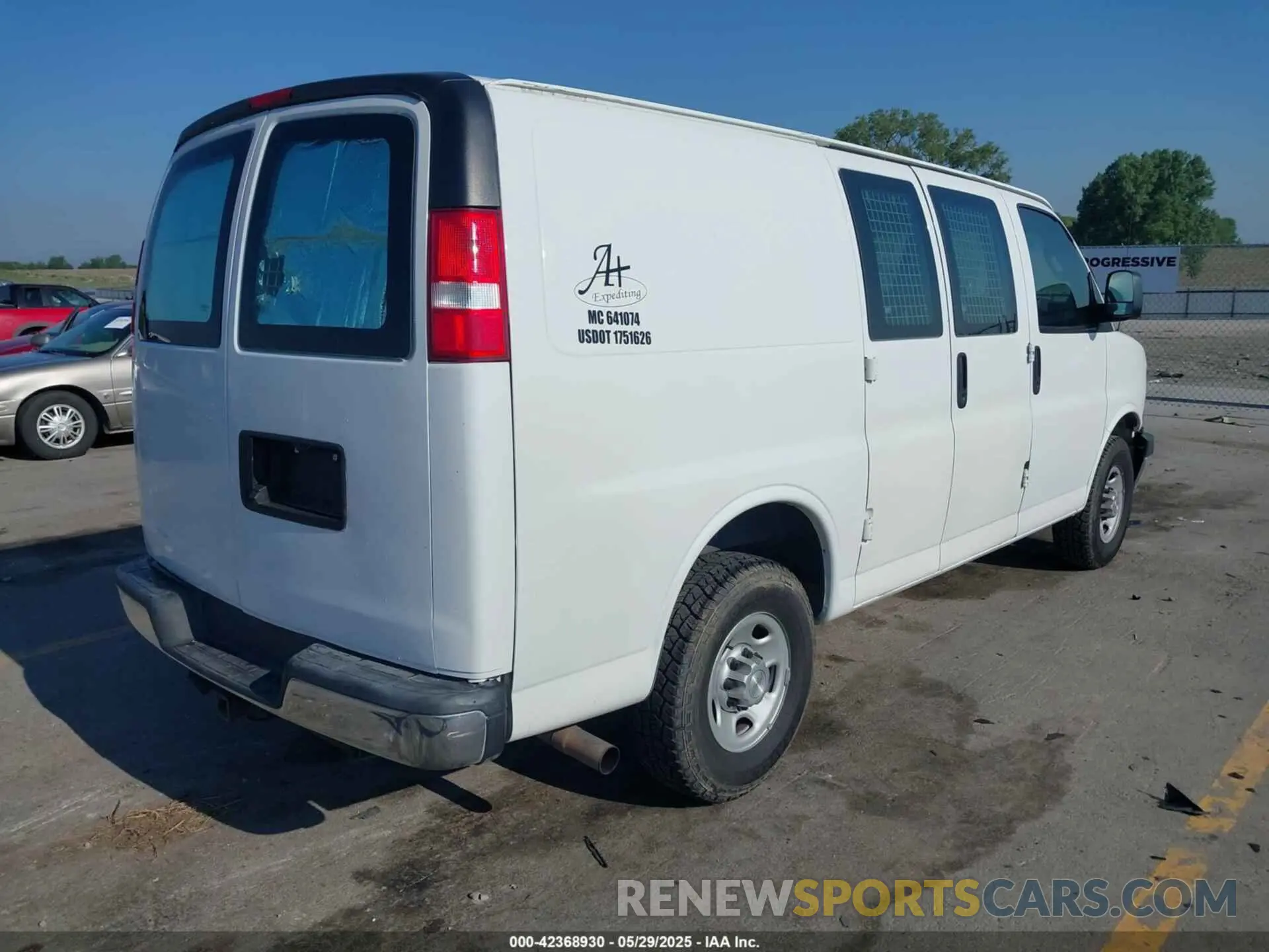 4 Photograph of a damaged car 1GCWGAFG4L1136579 CHEVROLET EXPRESS CARGO 2020