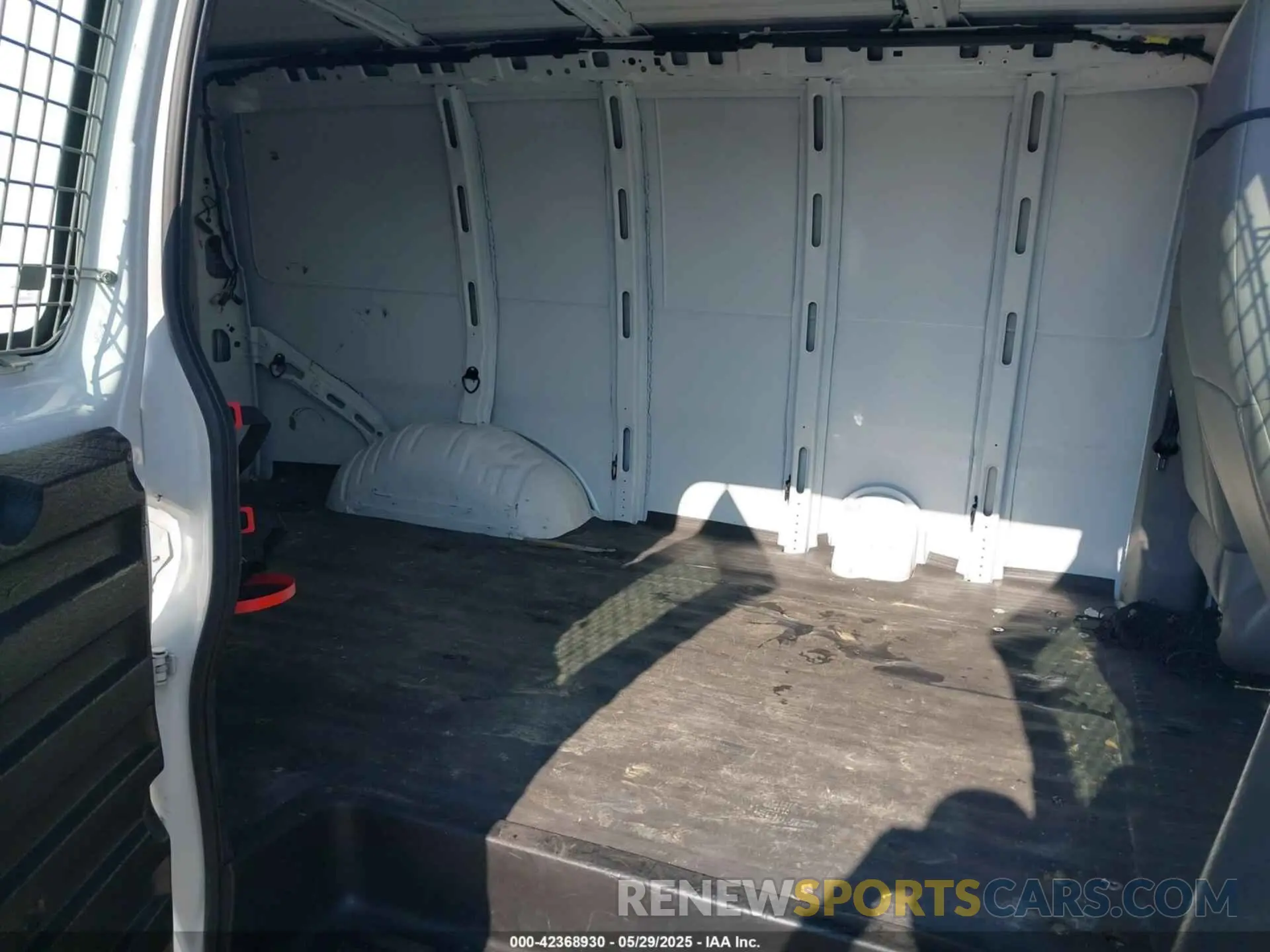 8 Photograph of a damaged car 1GCWGAFG4L1136579 CHEVROLET EXPRESS CARGO 2020