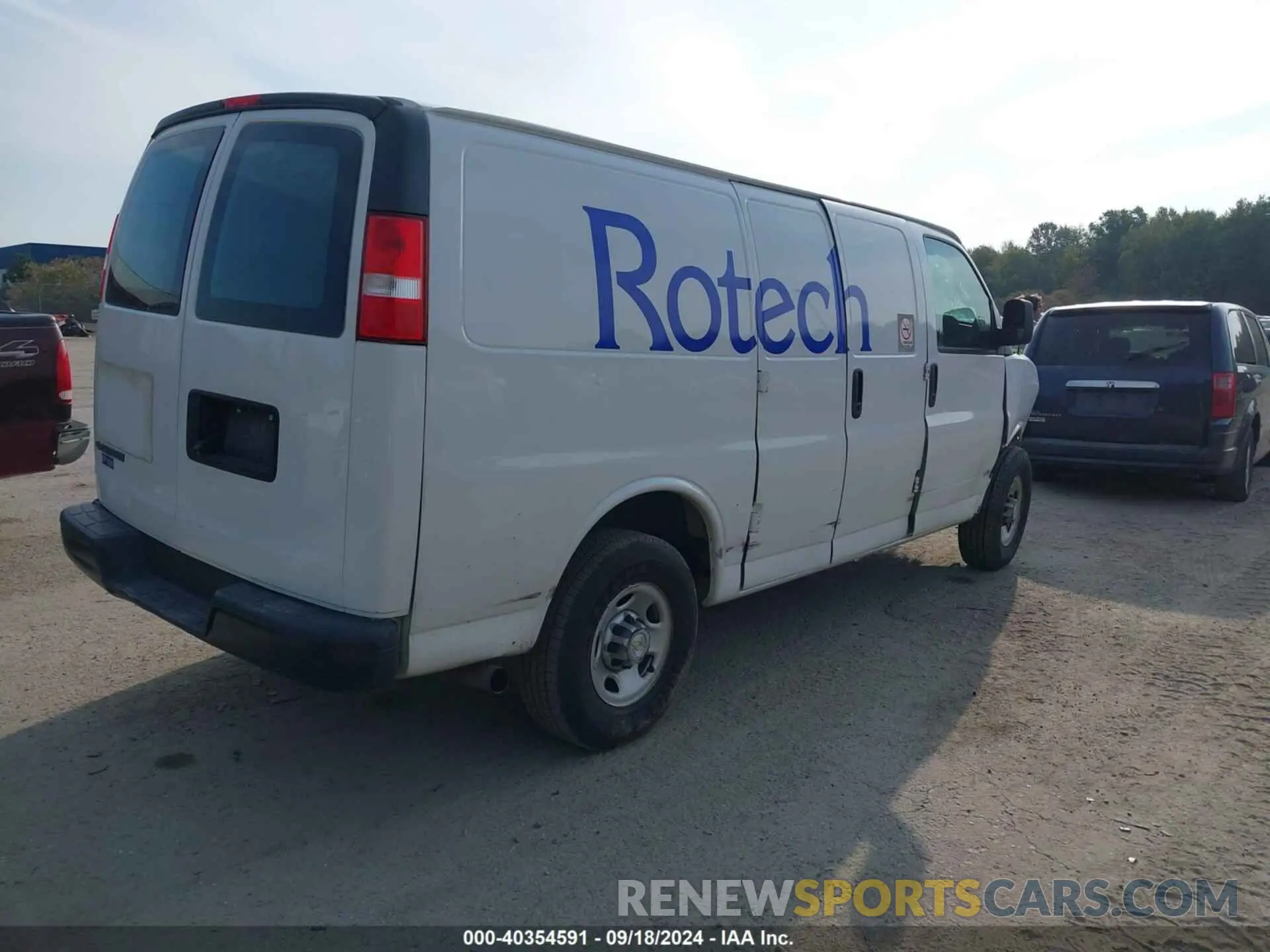 4 Photograph of a damaged car 1GCWGAFG8L1263027 CHEVROLET EXPRESS CARGO 2020