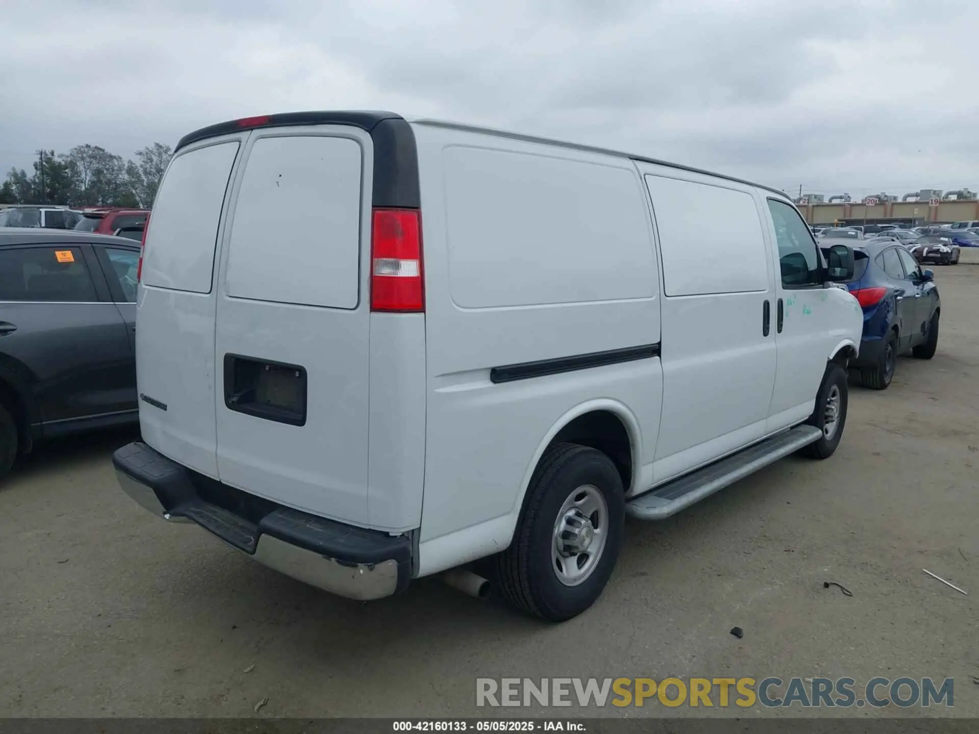 4 Photograph of a damaged car 1GCWGAFG9L1268012 CHEVROLET EXPRESS CARGO 2020