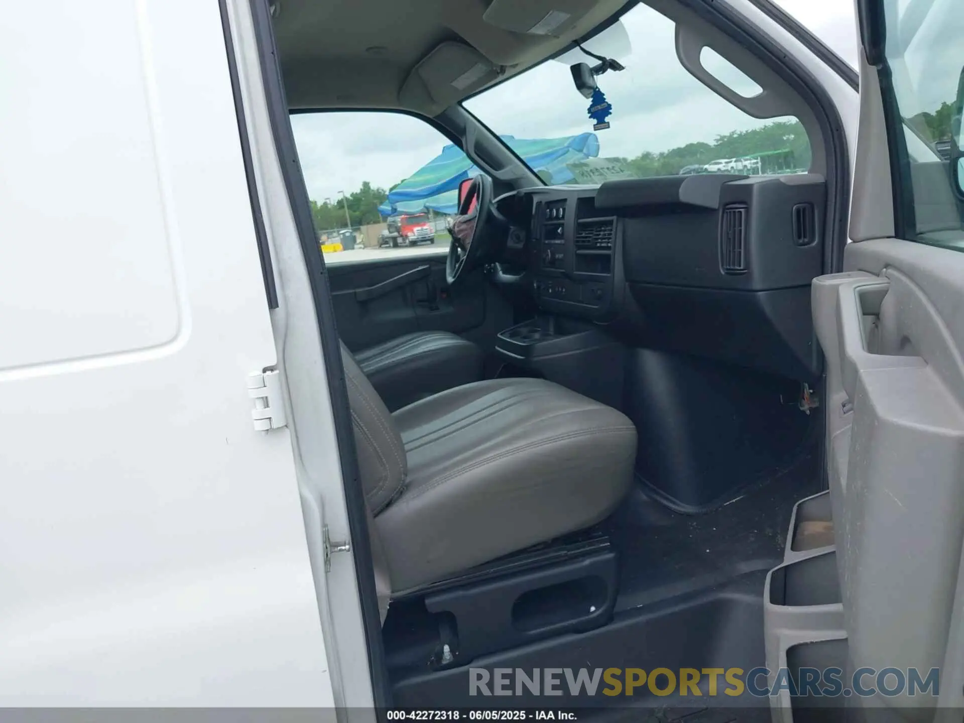 5 Photograph of a damaged car 1GCWGAFP4L1153737 CHEVROLET EXPRESS CARGO 2020
