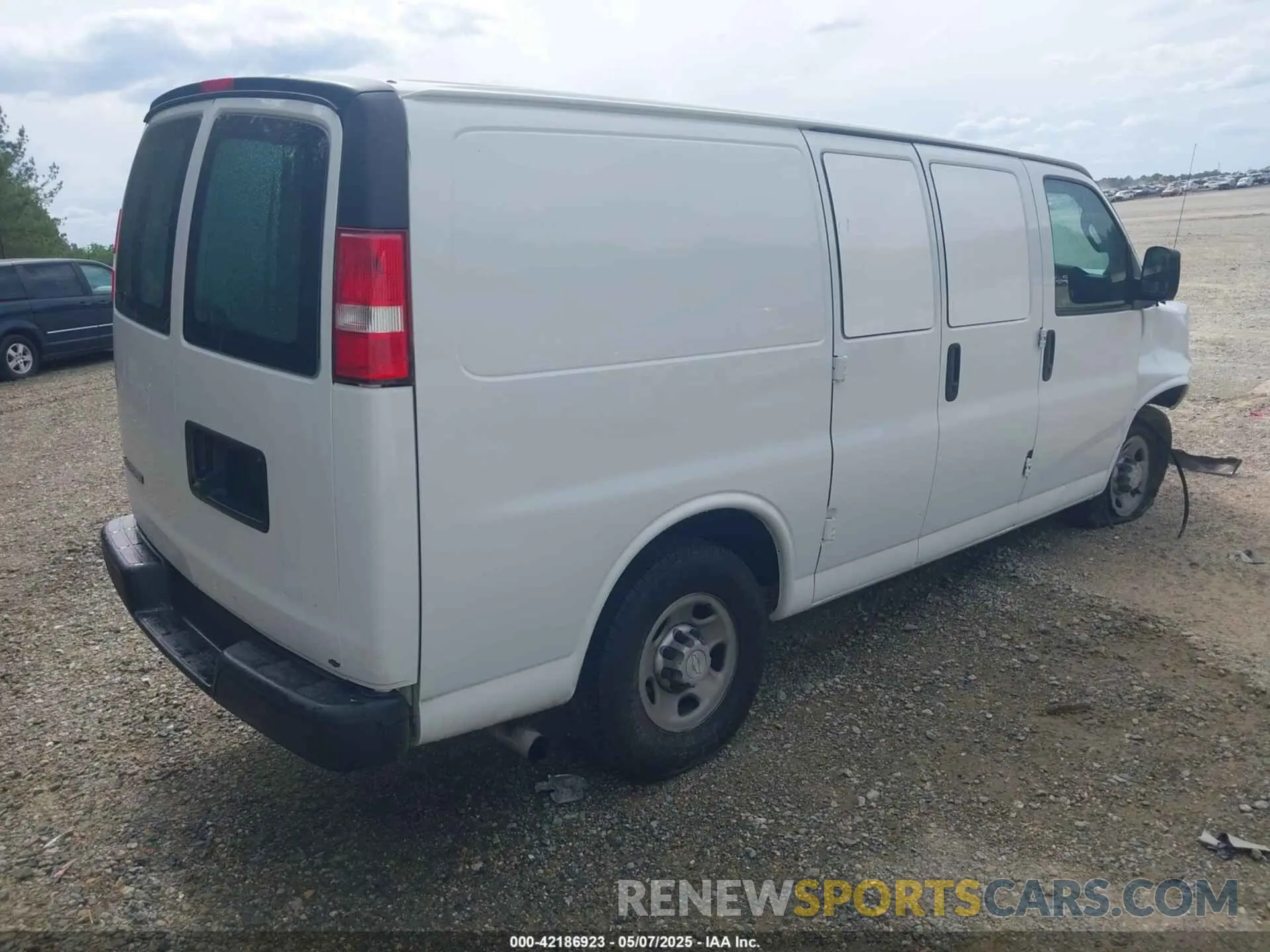 4 Photograph of a damaged car 1GCWGAFP7L1128105 CHEVROLET EXPRESS CARGO 2020