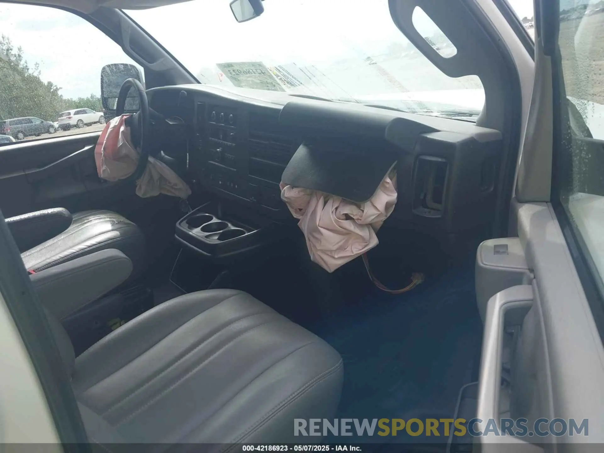 5 Photograph of a damaged car 1GCWGAFP7L1128105 CHEVROLET EXPRESS CARGO 2020