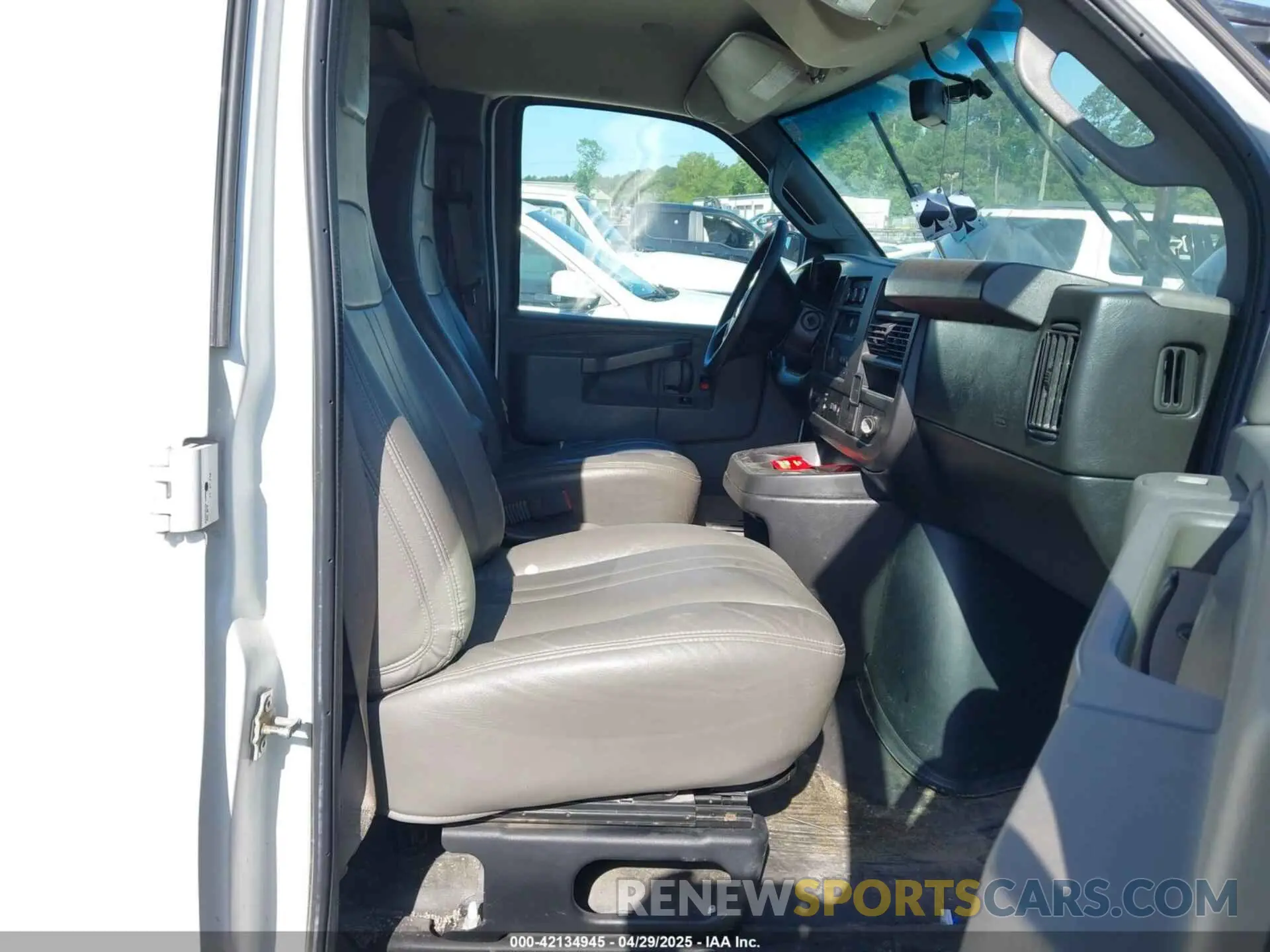 5 Photograph of a damaged car 1GCWGBFG6L1120325 CHEVROLET EXPRESS CARGO 2020