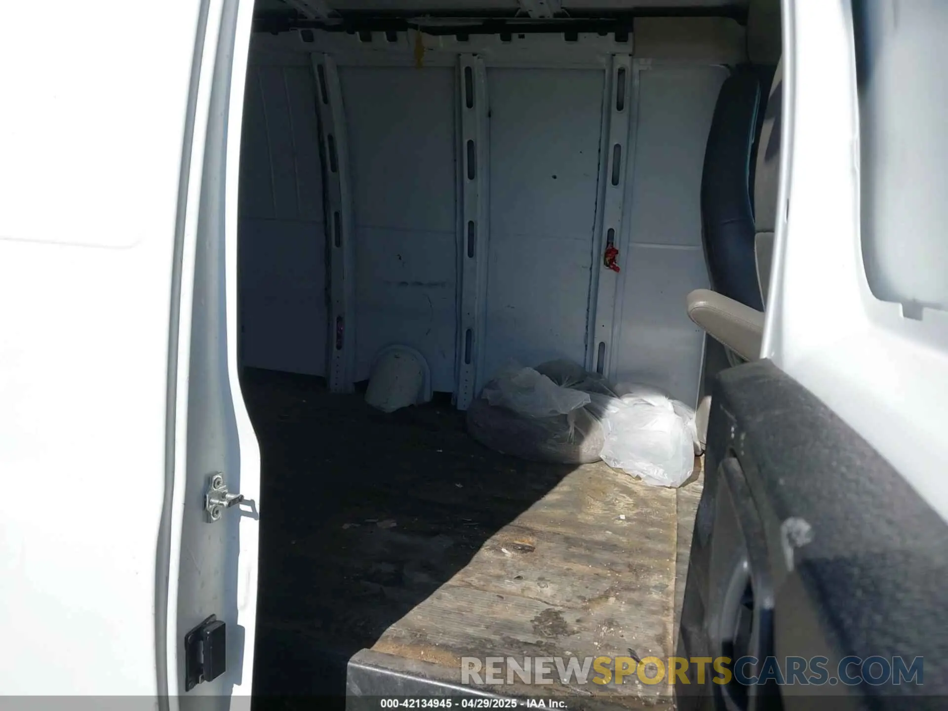 8 Photograph of a damaged car 1GCWGBFG6L1120325 CHEVROLET EXPRESS CARGO 2020