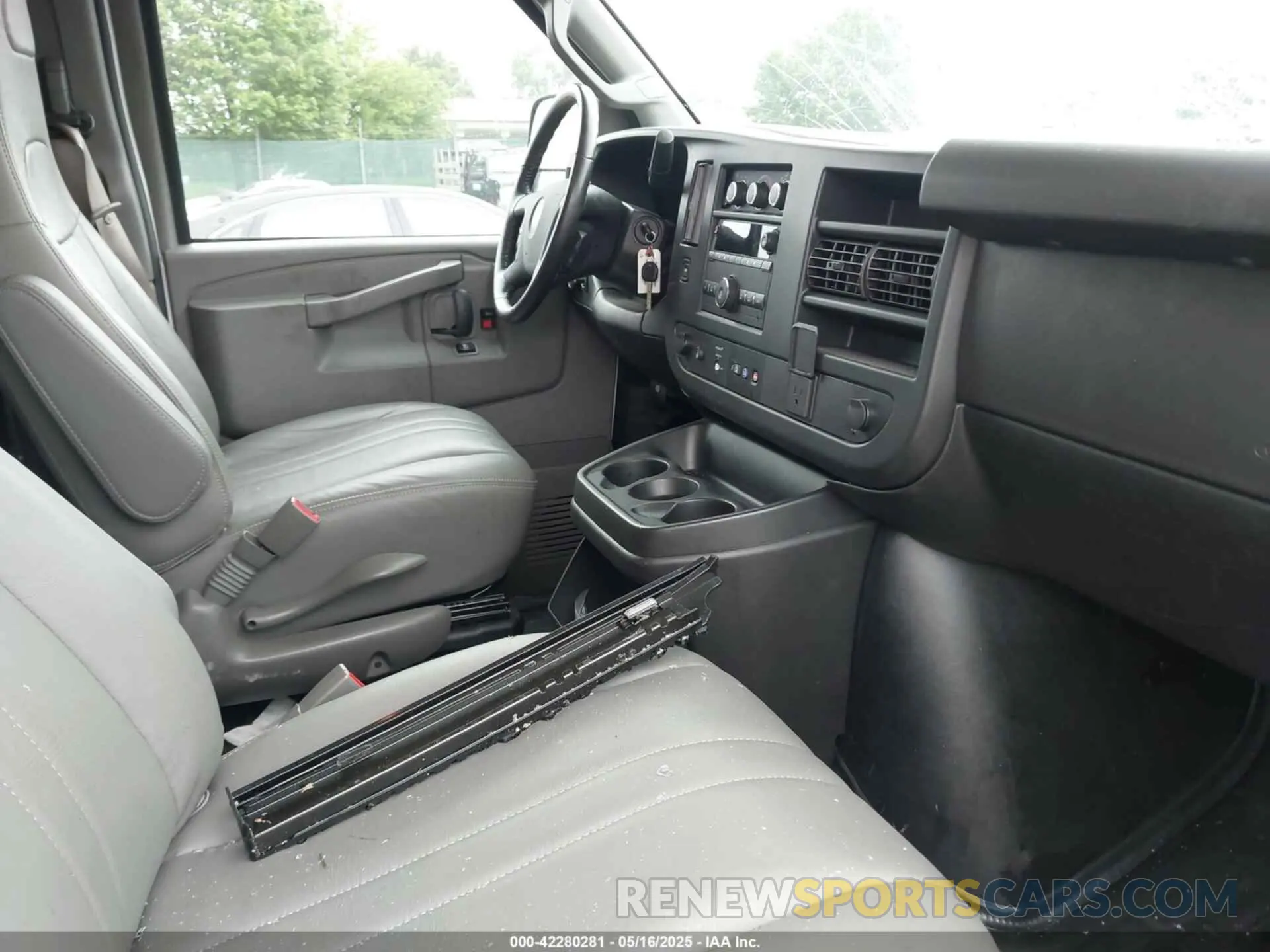 5 Photograph of a damaged car 1GCWGBFP0L1223210 CHEVROLET EXPRESS CARGO 2020