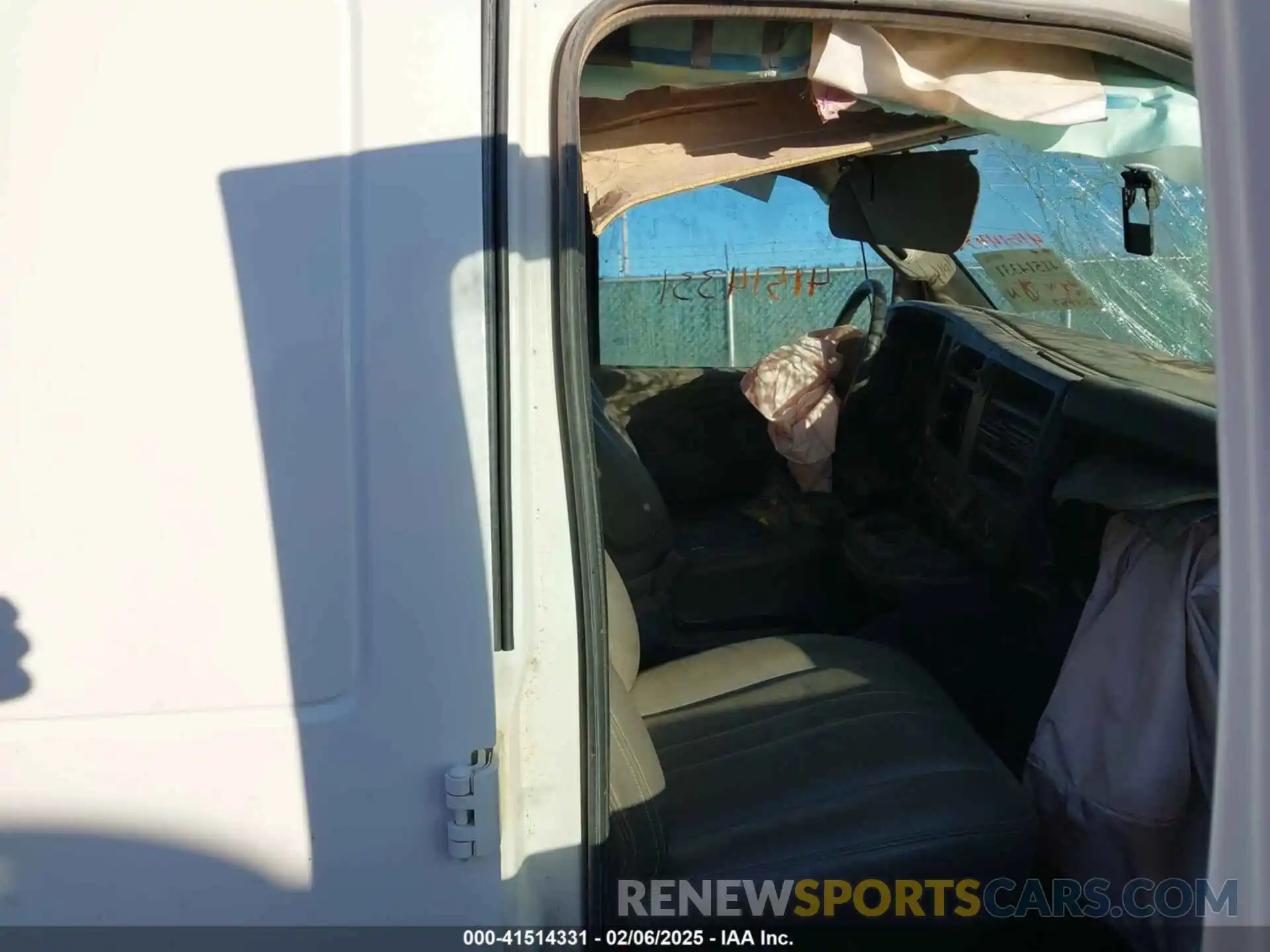 5 Photograph of a damaged car 1GCWGBFP1L1125593 CHEVROLET EXPRESS CARGO 2020