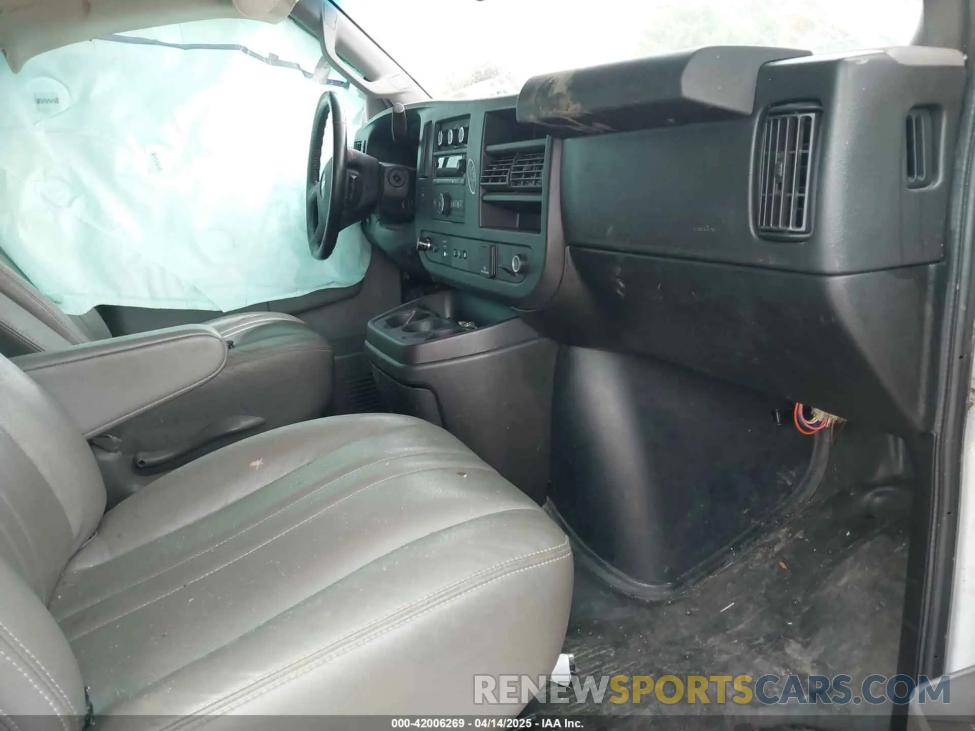 5 Photograph of a damaged car 1GCWGBFP2L1263434 CHEVROLET EXPRESS CARGO 2020