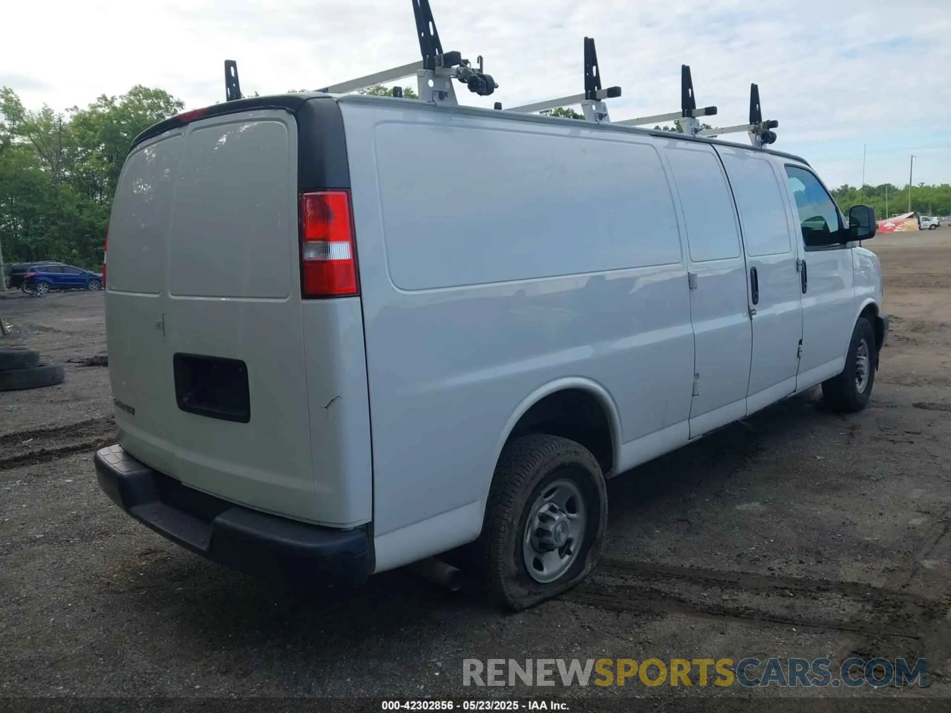 4 Photograph of a damaged car 1GCWGBFP7L1165886 CHEVROLET EXPRESS CARGO 2020