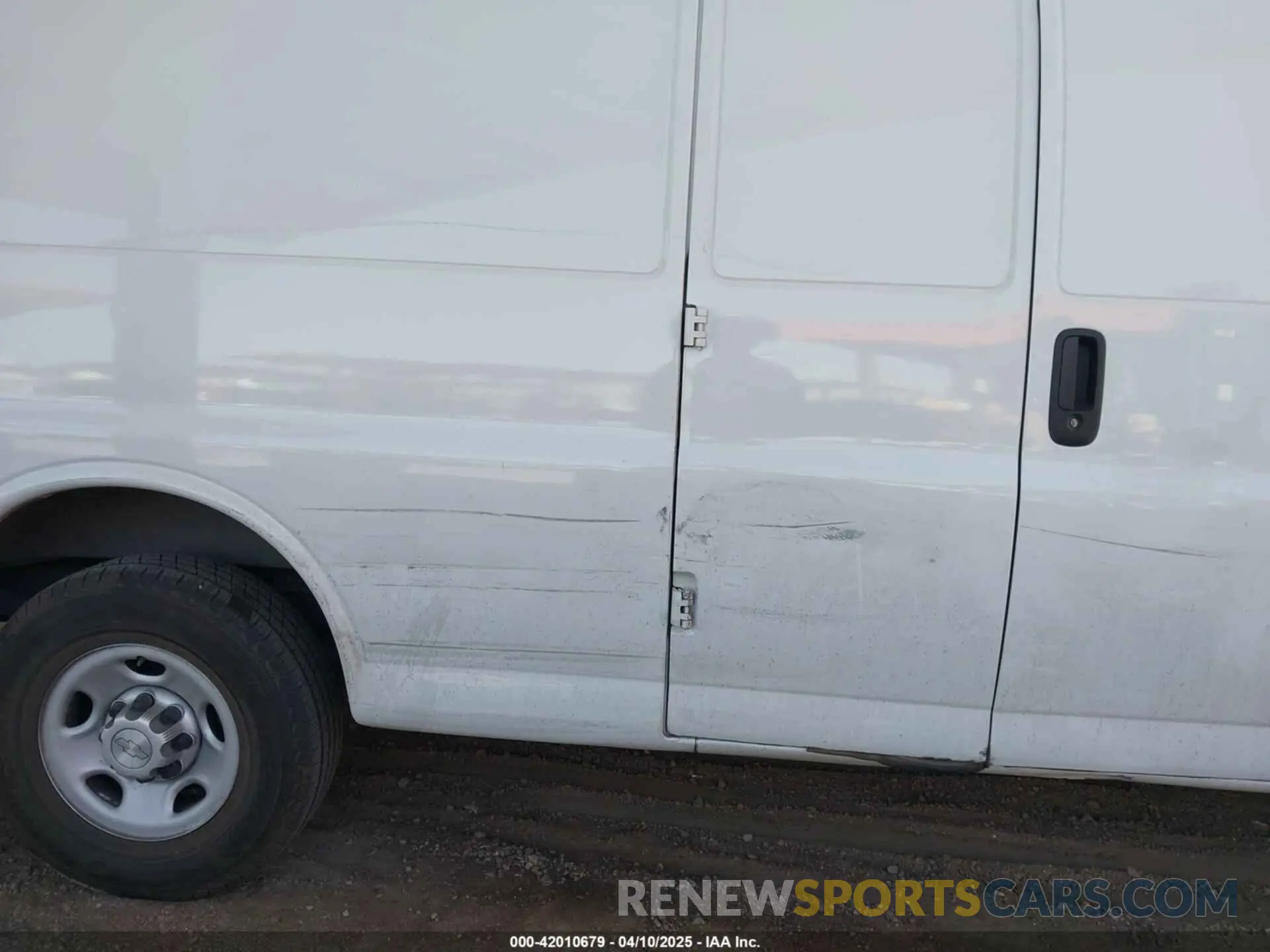 6 Photograph of a damaged car 1GCWGBFP8L1120262 CHEVROLET EXPRESS CARGO 2020