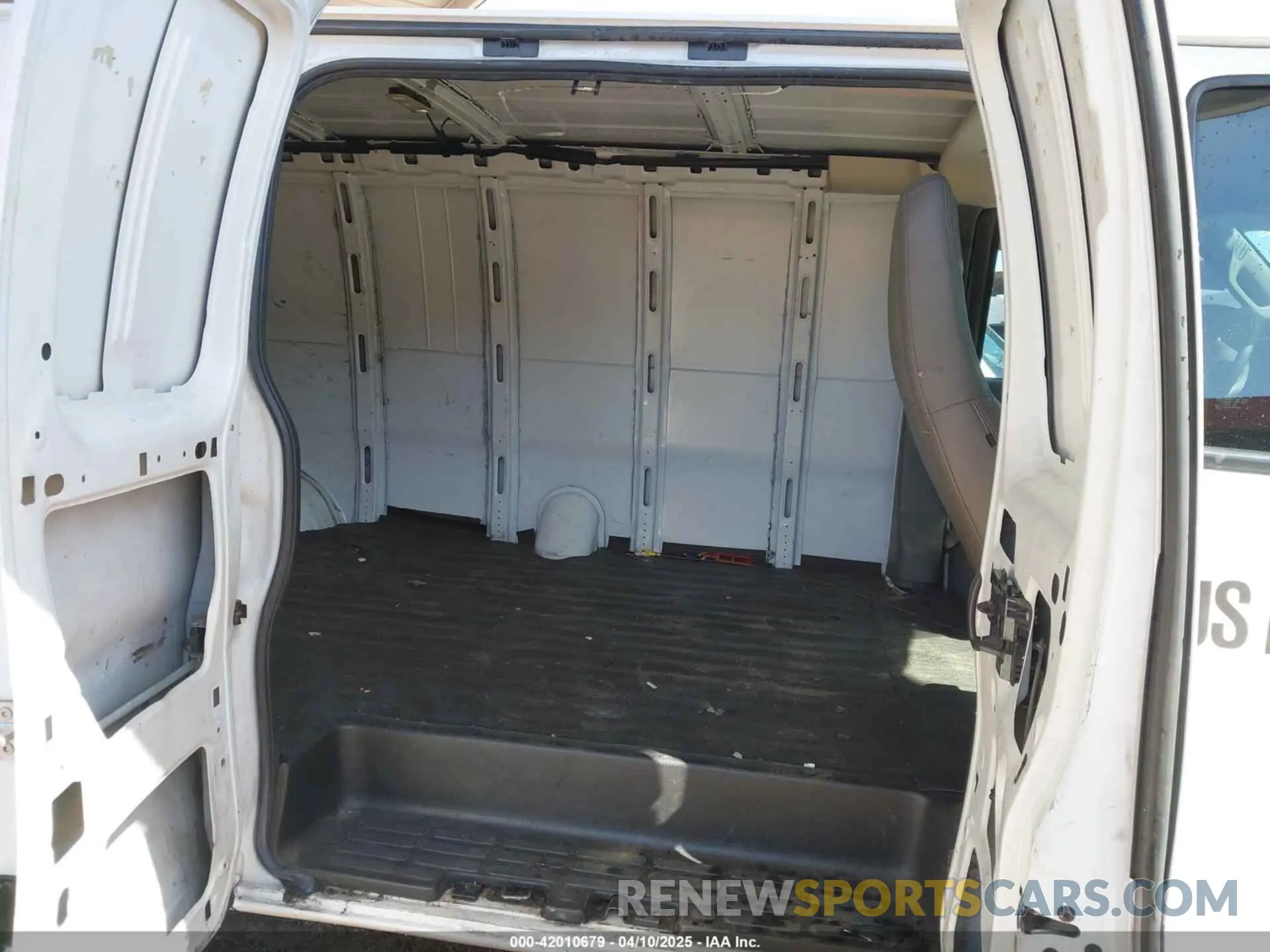 8 Photograph of a damaged car 1GCWGBFP8L1120262 CHEVROLET EXPRESS CARGO 2020