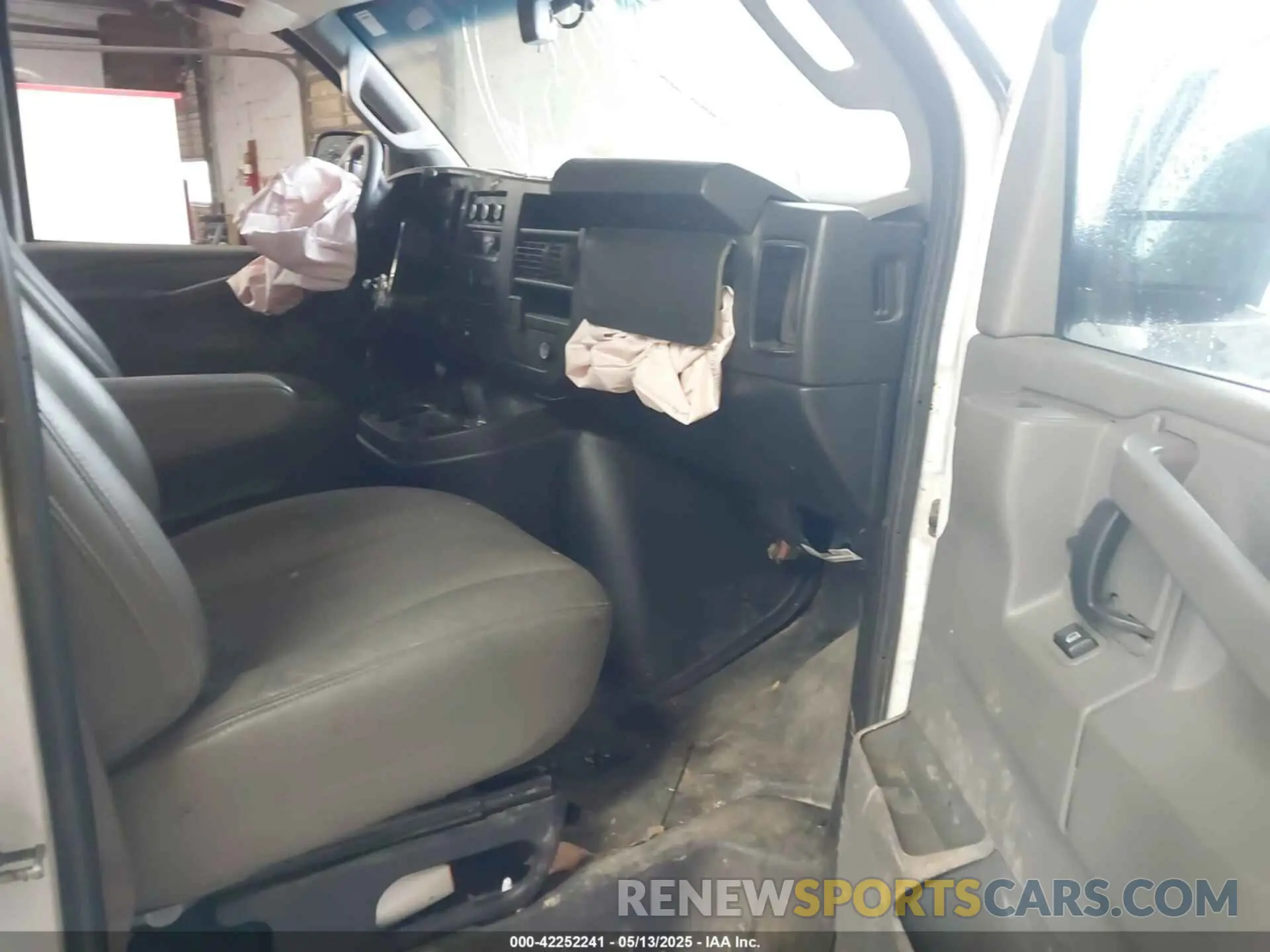5 Photograph of a damaged car 1GCZGGFG4L1249514 CHEVROLET EXPRESS CARGO 2020