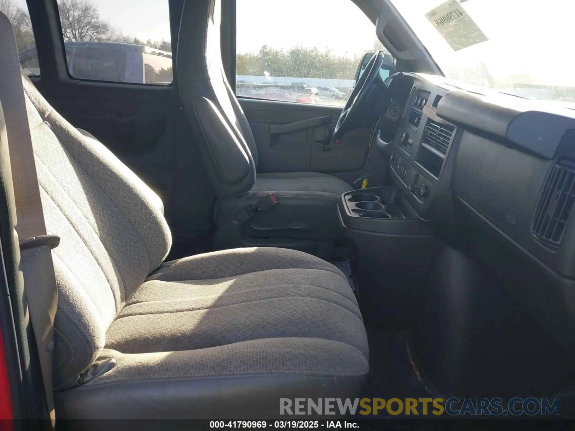 5 Photograph of a damaged car 1GCZGGFG5L1188853 CHEVROLET EXPRESS CARGO 2020