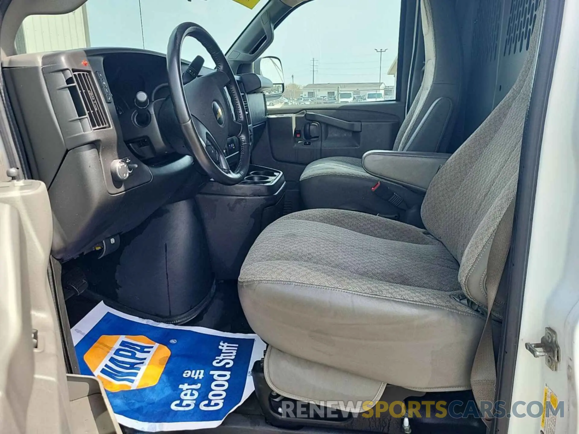 6 Photograph of a damaged car 1GCZGGFG5L1269562 CHEVROLET EXPRESS CARGO 2020