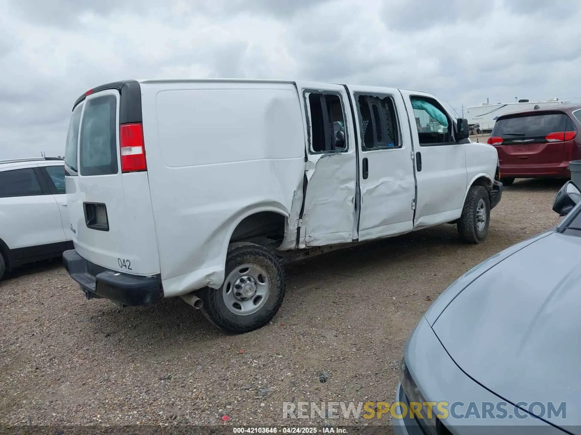 4 Photograph of a damaged car 1GCWGAF77M1311800 CHEVROLET EXPRESS CARGO 2021