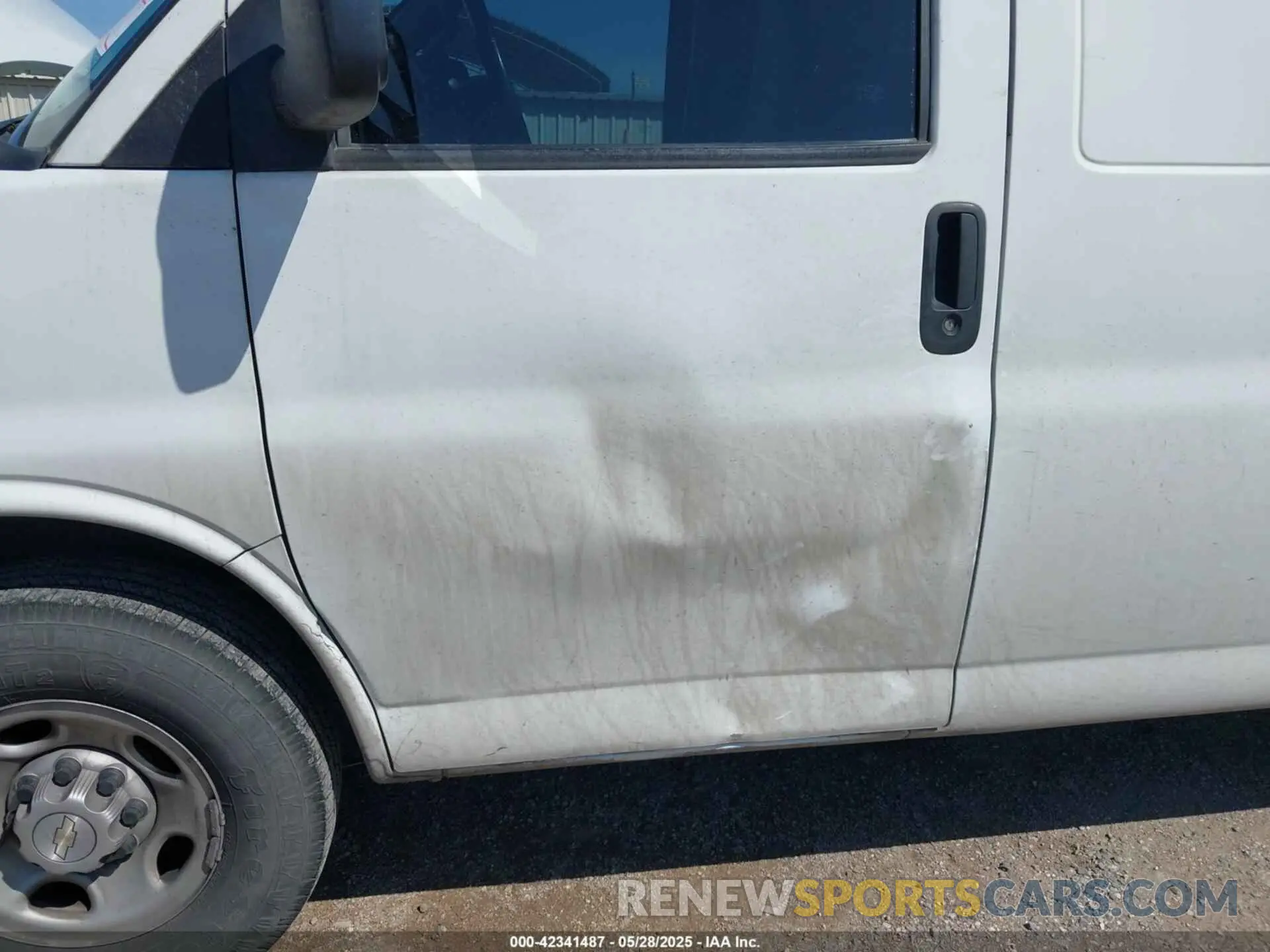 6 Photograph of a damaged car 1GCWGAFP0M1180922 CHEVROLET EXPRESS CARGO 2021