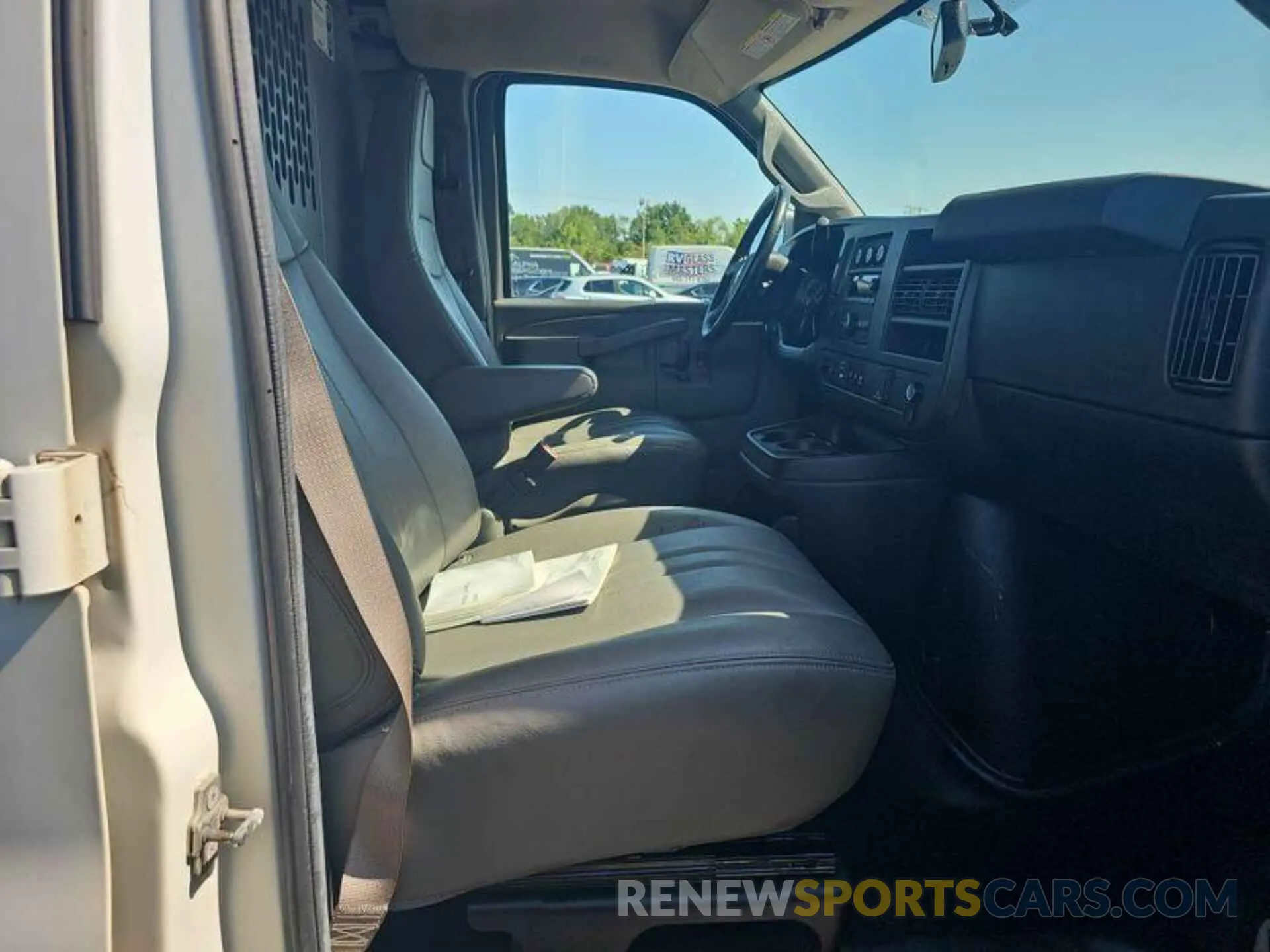 4 Photograph of a damaged car 1GCWGAFP1M1309427 CHEVROLET EXPRESS CARGO 2021