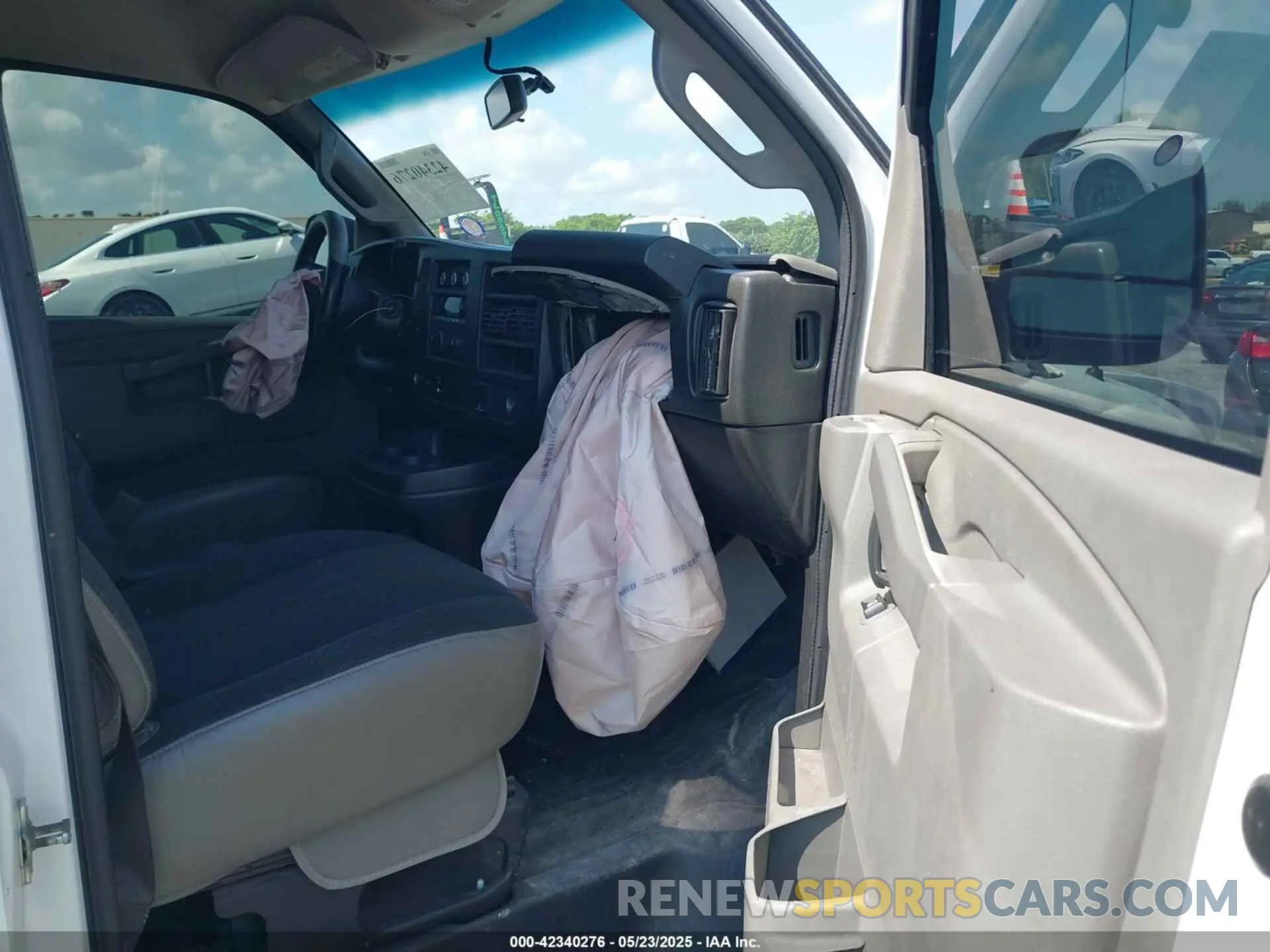 5 Photograph of a damaged car 1GCWGAFP2M1204749 CHEVROLET EXPRESS CARGO 2021