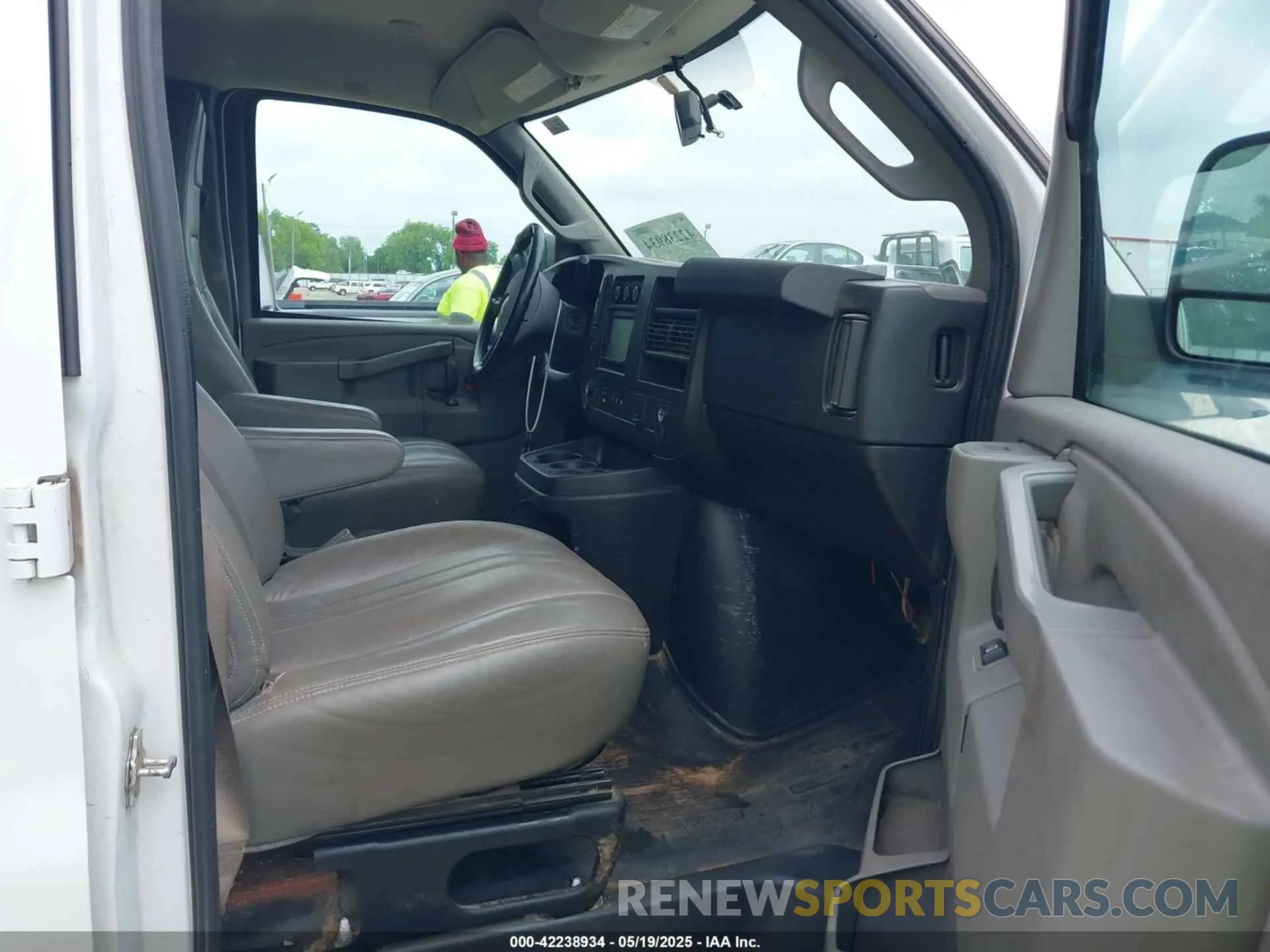5 Photograph of a damaged car 1GCWGBF77M1177506 CHEVROLET EXPRESS CARGO 2021