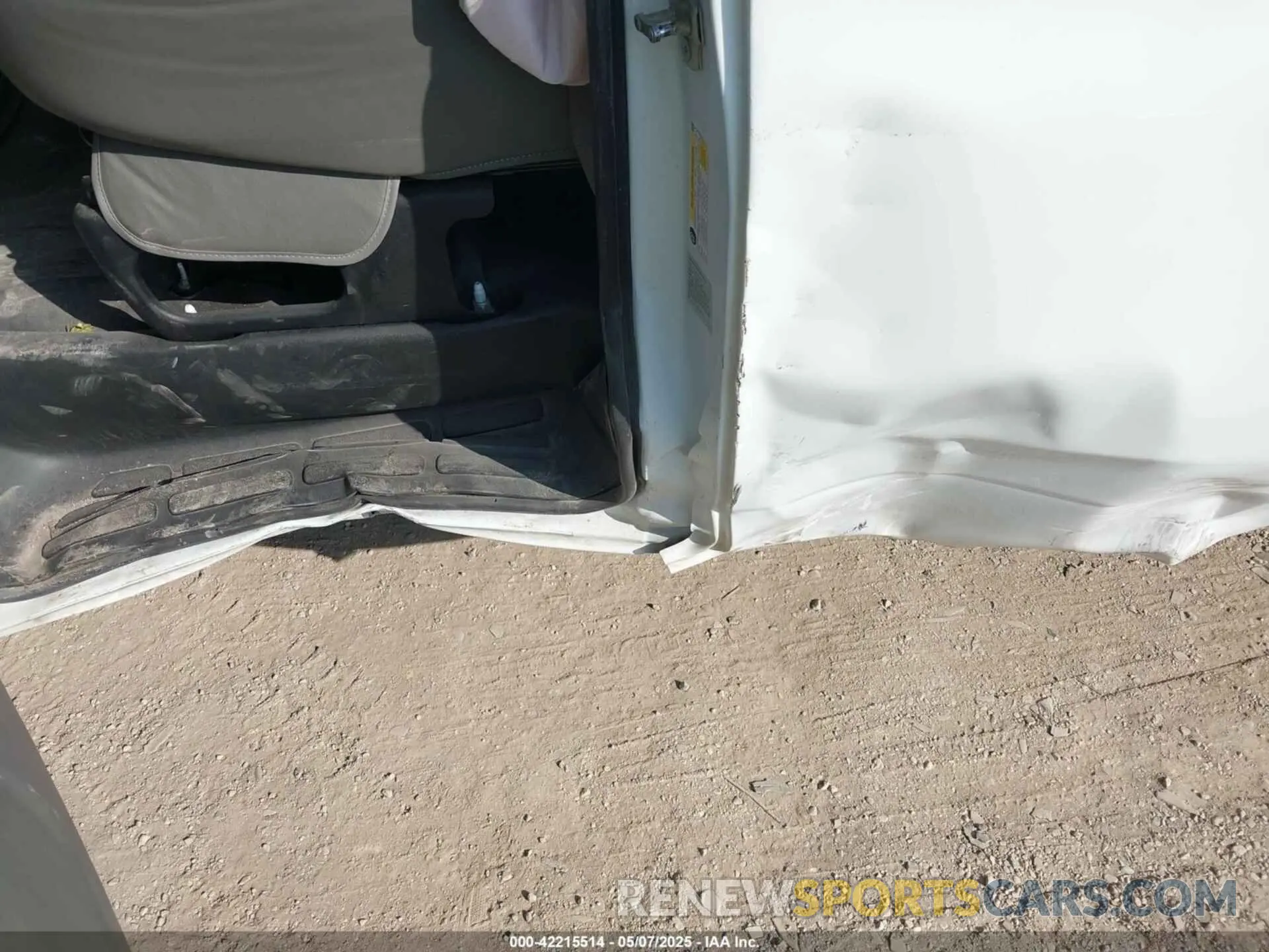 6 Photograph of a damaged car 1GCWGBFP4M1286795 CHEVROLET EXPRESS CARGO 2021