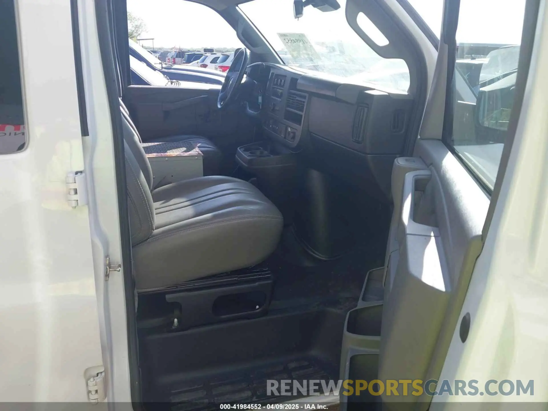 5 Photograph of a damaged car 1GCWGAFP2N1189624 CHEVROLET EXPRESS CARGO 2022