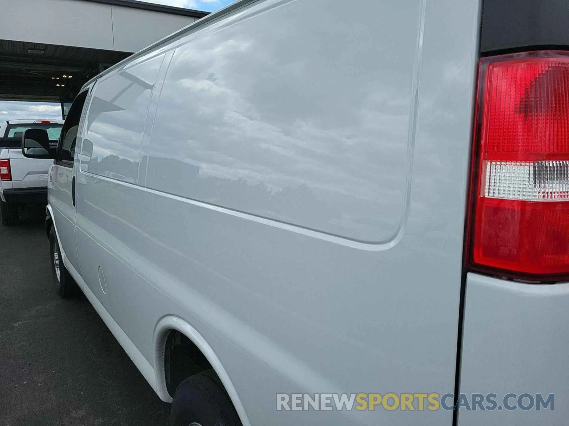 15 Photograph of a damaged car 1GCWGAFP2N1259977 CHEVROLET EXPRESS CARGO 2022