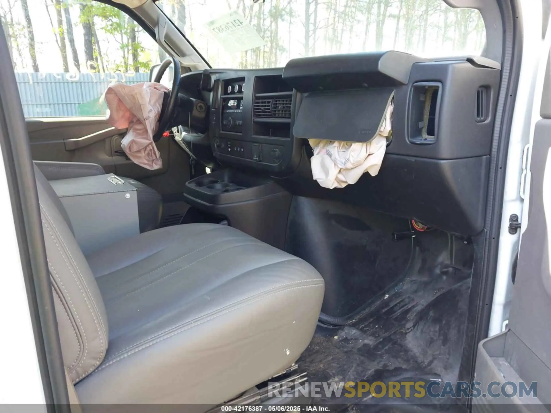 5 Photograph of a damaged car 1GCWGAFP0P1254926 CHEVROLET EXPRESS CARGO 2023