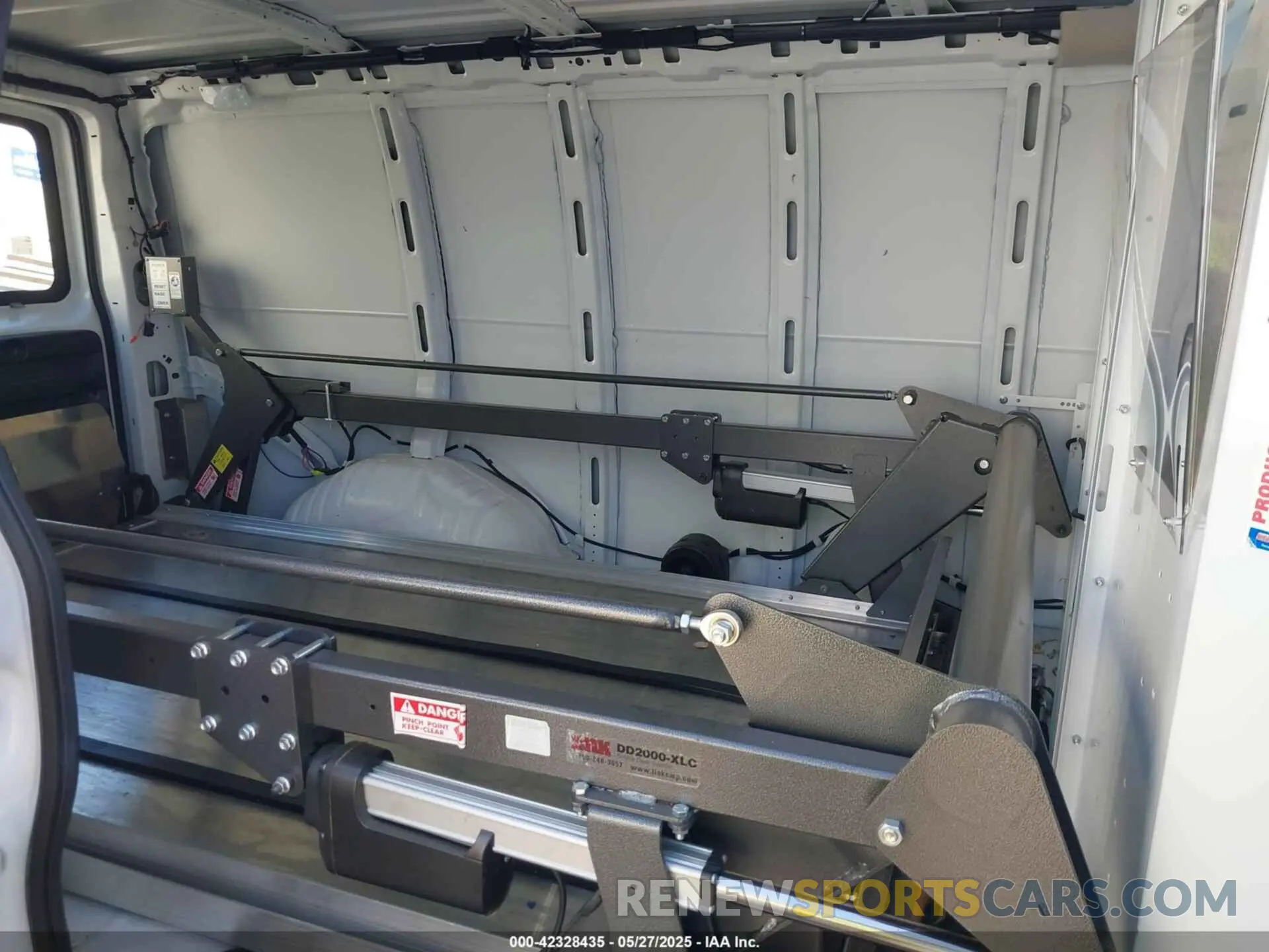 8 Photograph of a damaged car 1GCWGAFP2P1109998 CHEVROLET EXPRESS CARGO 2023