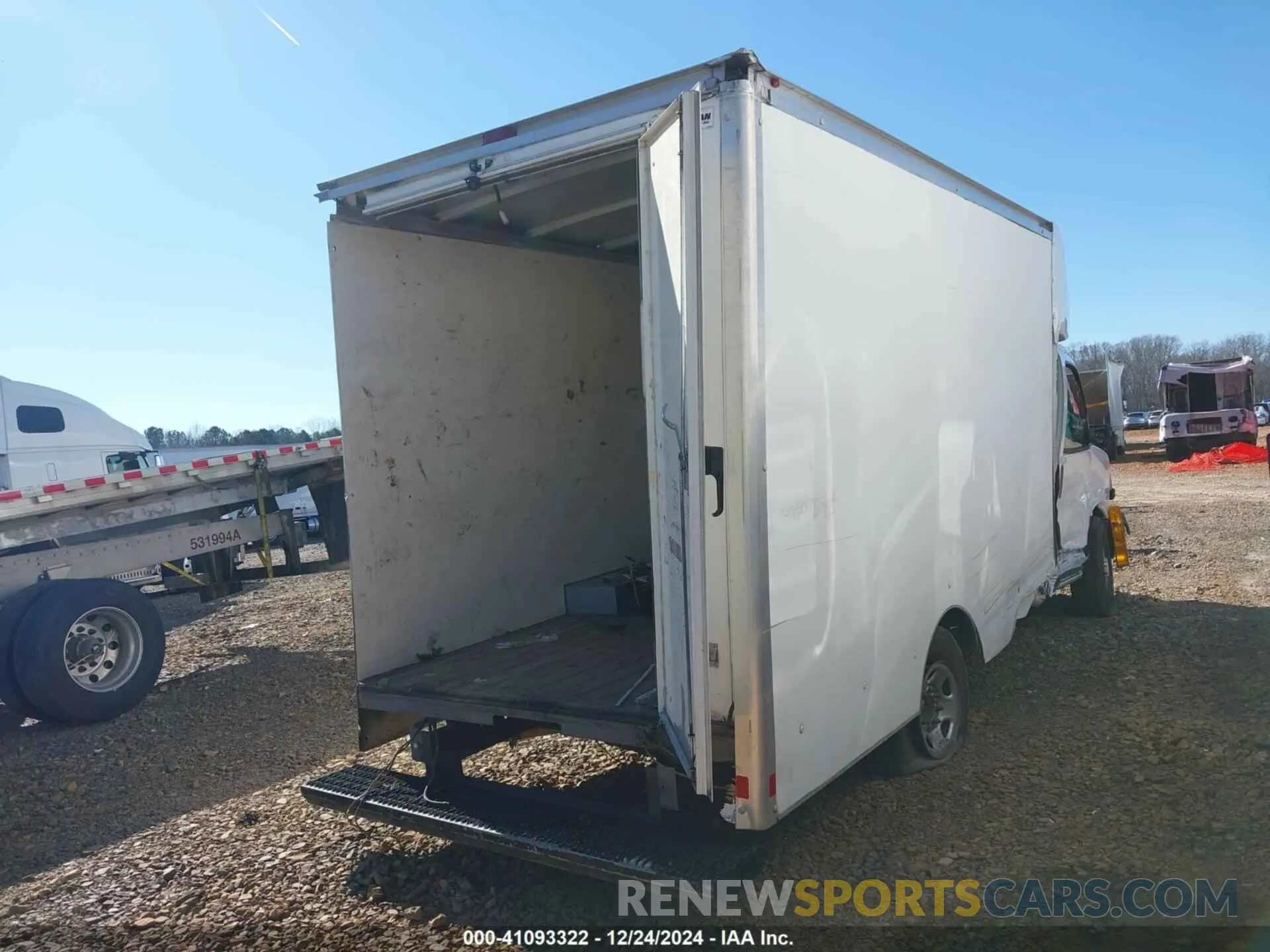 4 Photograph of a damaged car 1GB0GRFP0K1216274 CHEVROLET EXPRESS CUTAWAY 2019