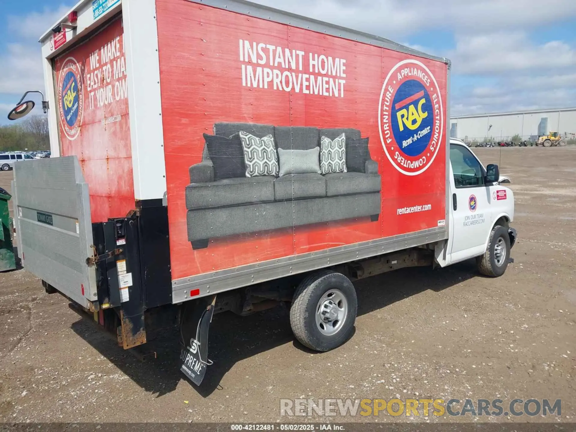 4 Photograph of a damaged car 1GB0GRFP9K1370725 CHEVROLET EXPRESS CUTAWAY 2019