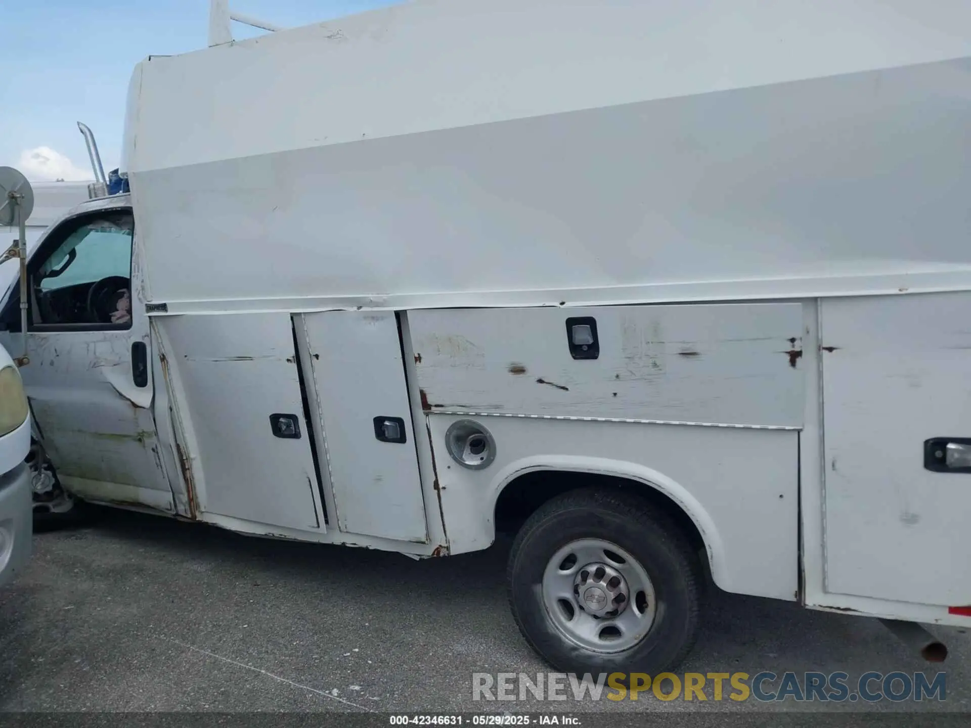11 Photograph of a damaged car 1HA0GRFG2LN002811 CHEVROLET EXPRESS CUTAWAY 2020