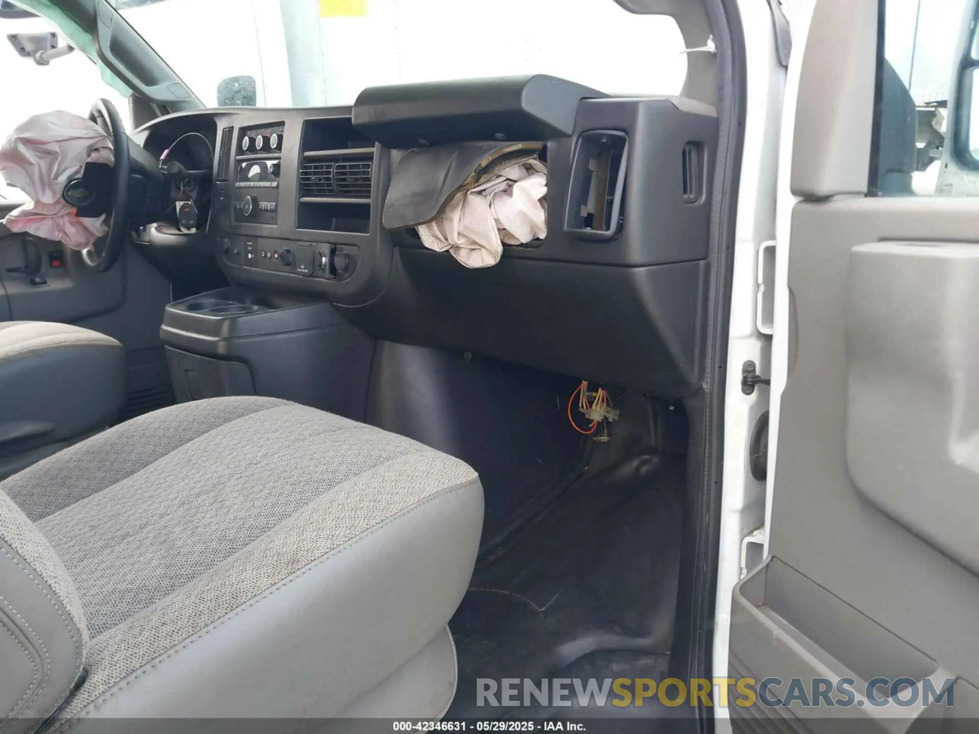 6 Photograph of a damaged car 1HA0GRFG2LN002811 CHEVROLET EXPRESS CUTAWAY 2020