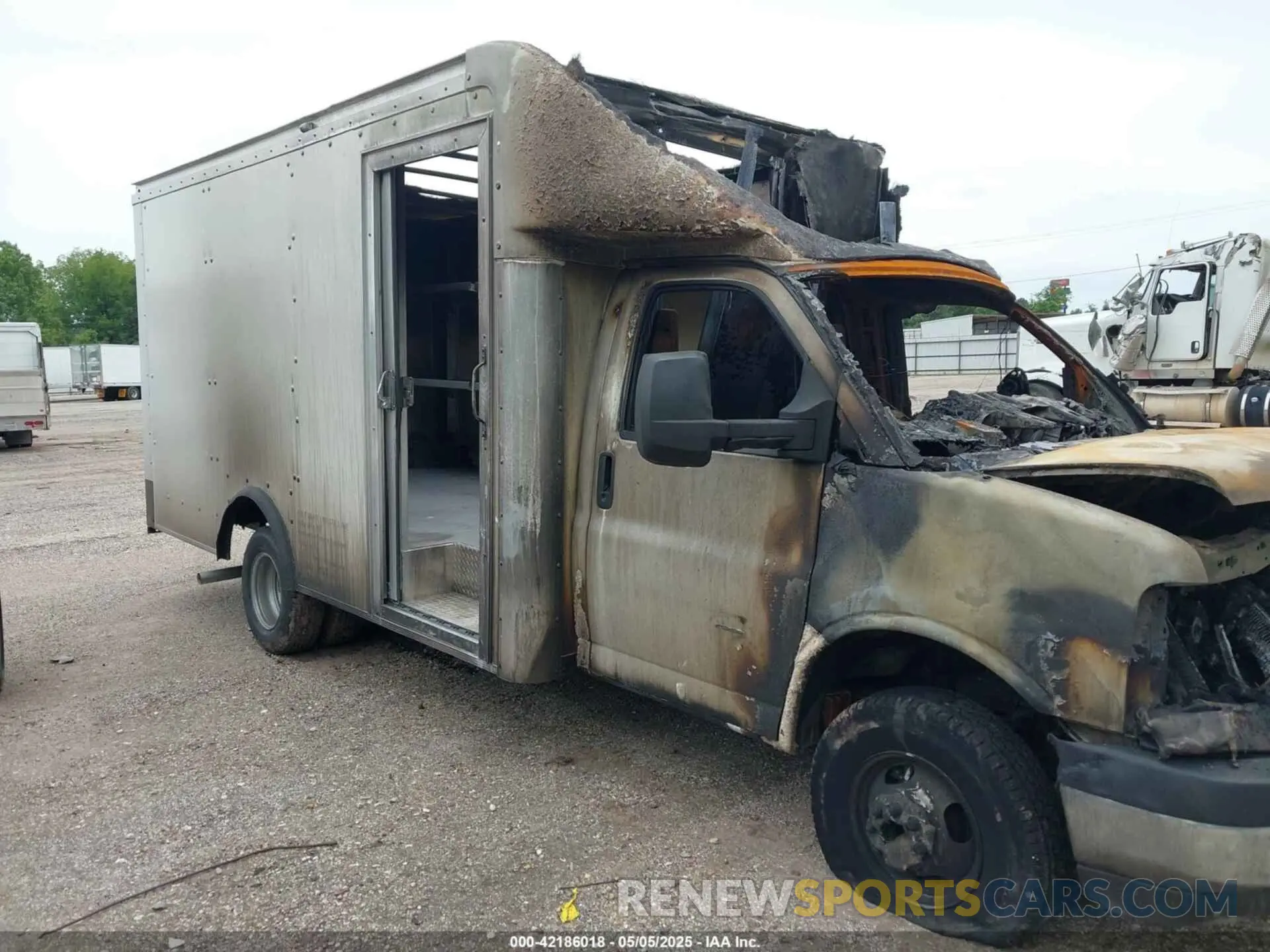 13 Photograph of a damaged car 1GB3GSC78N1289325 CHEVROLET EXPRESS CUTAWAY 2022