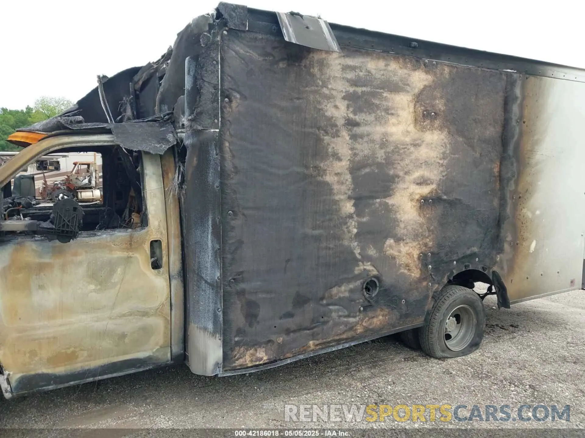 17 Photograph of a damaged car 1GB3GSC78N1289325 CHEVROLET EXPRESS CUTAWAY 2022