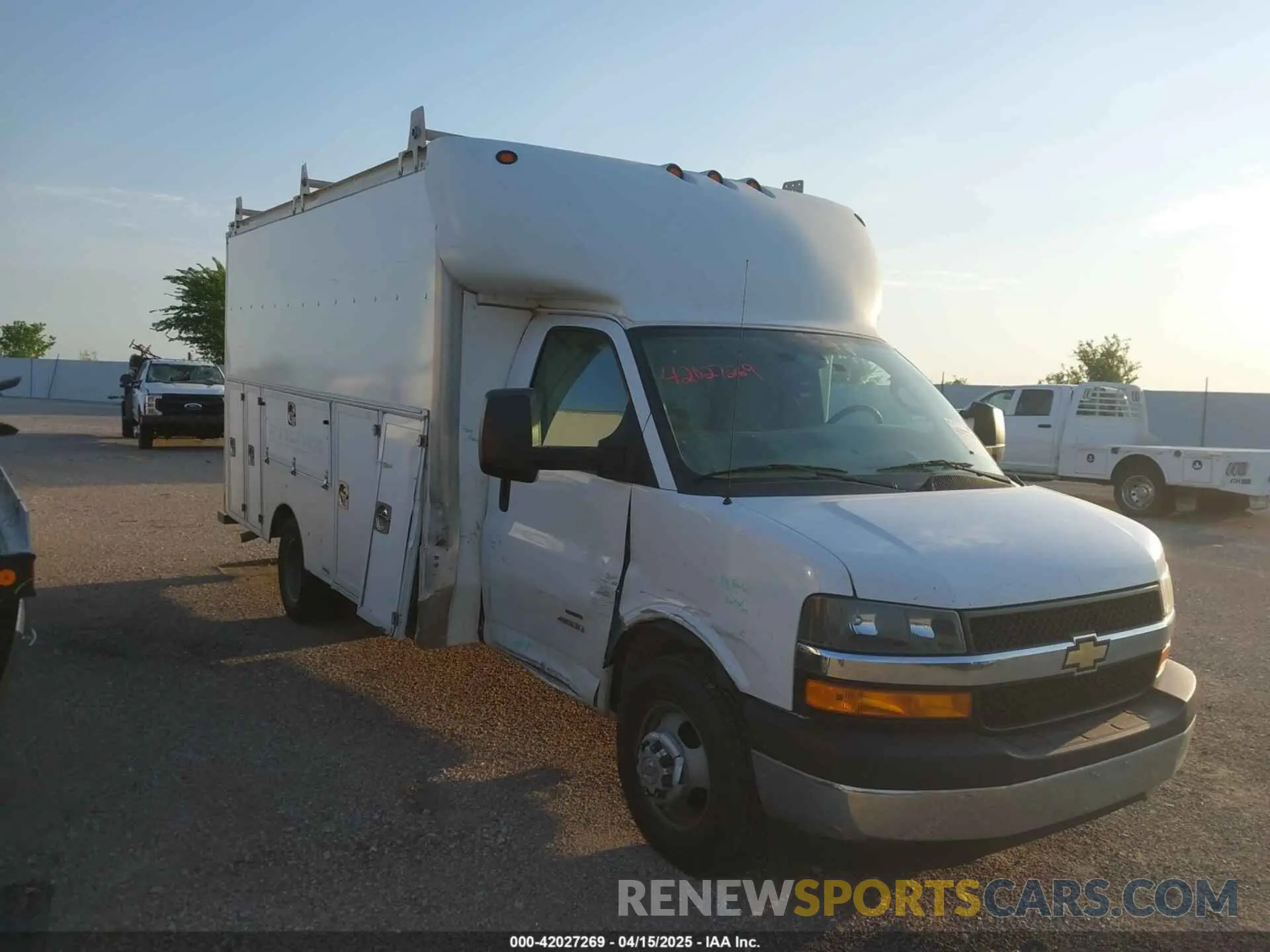 11 Photograph of a damaged car 1HA6GUC75MN005852 CHEVROLET EXPRESS CUTAWAY 4500 2021