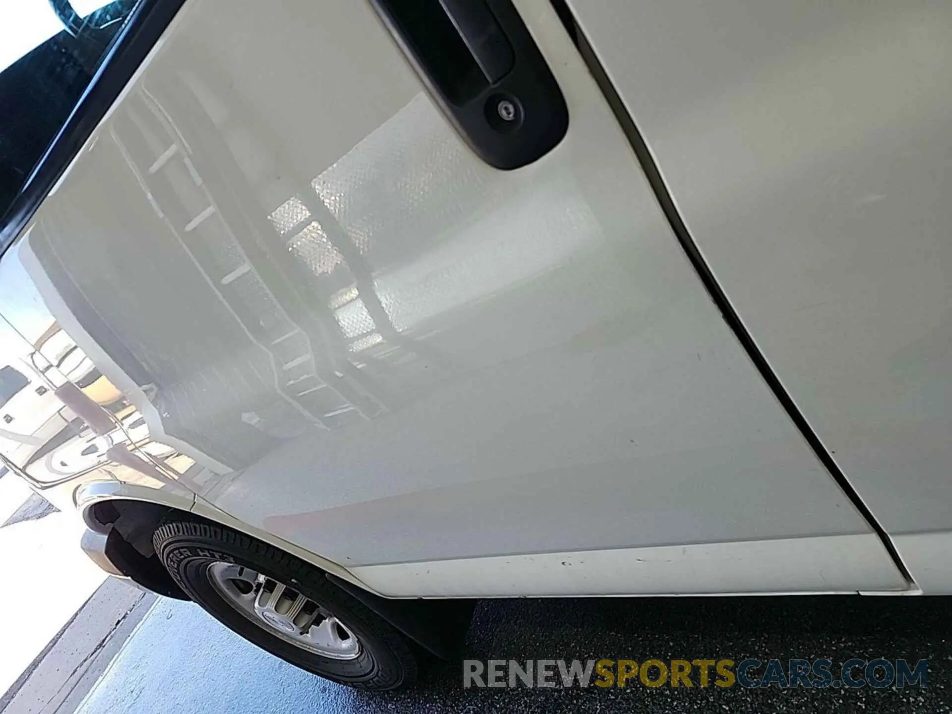 18 Photograph of a damaged car 1GCWGAFP1K1337712 CHEVROLET EXPRESS G2500 2019