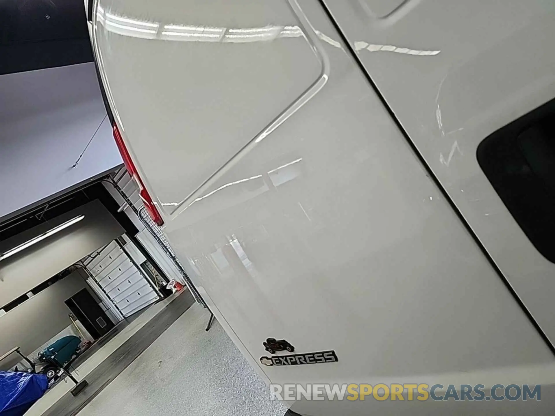 8 Photograph of a damaged car 1GCWGAFP1K1337712 CHEVROLET EXPRESS G2500 2019