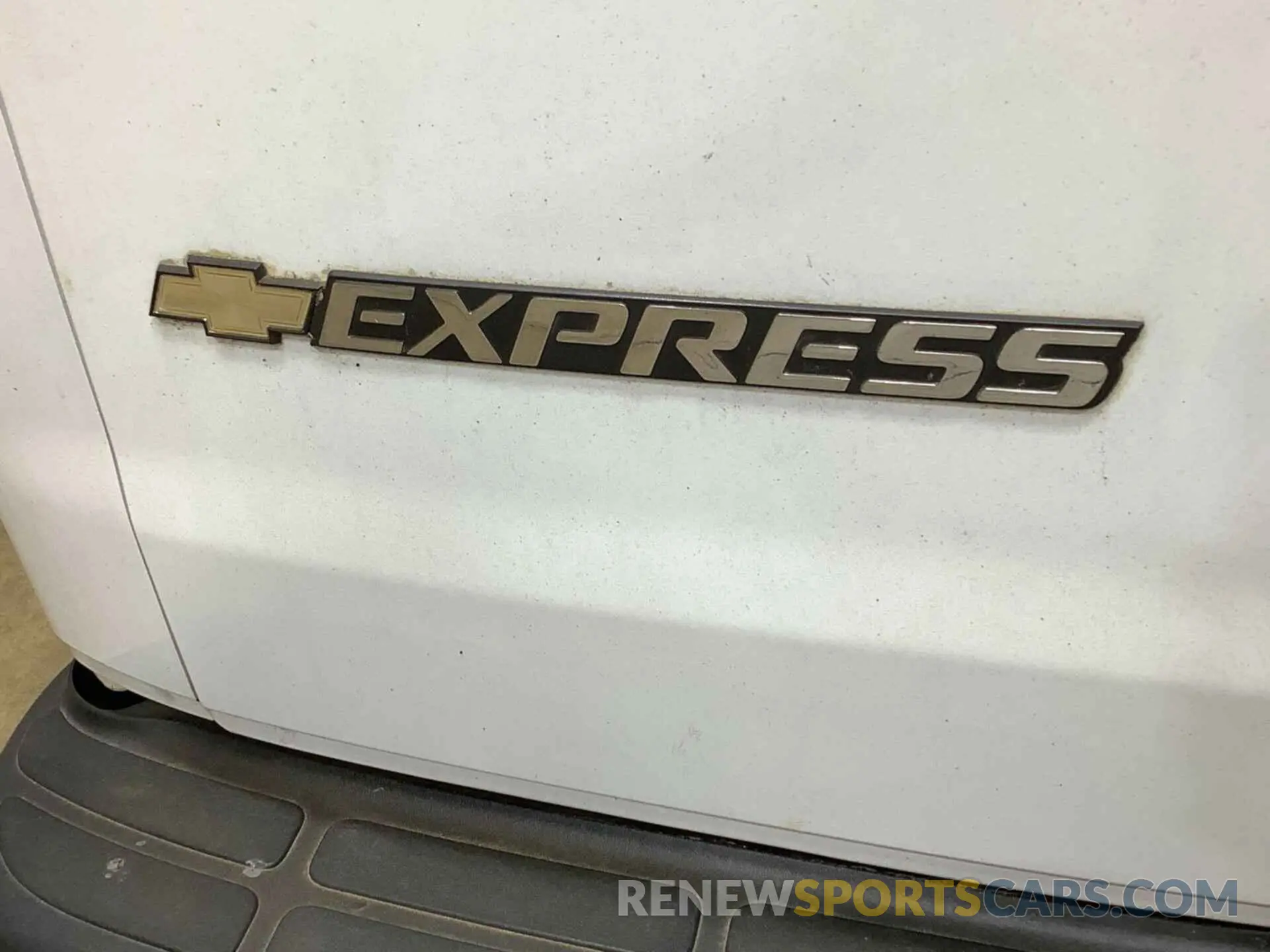 33 Photograph of a damaged car 1GCWGAFP4K1187286 CHEVROLET EXPRESS G2500 2019