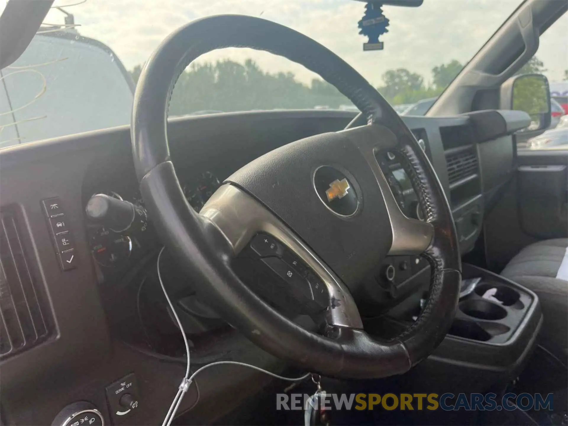 10 Photograph of a damaged car 1GCWGAFP5K1206122 CHEVROLET EXPRESS G2500 2019