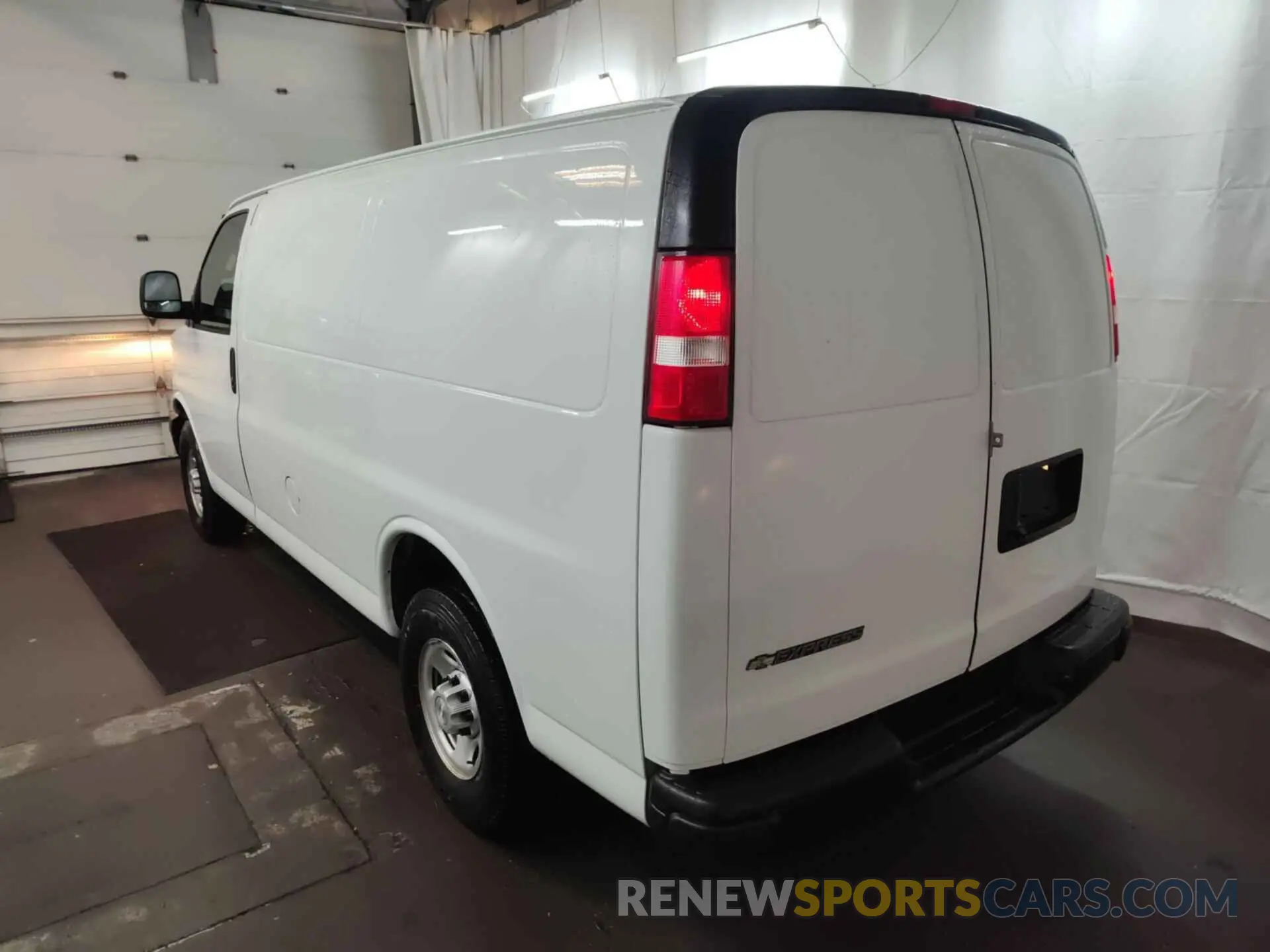5 Photograph of a damaged car 1GCWGAFP8K1176159 CHEVROLET EXPRESS G2500 2019