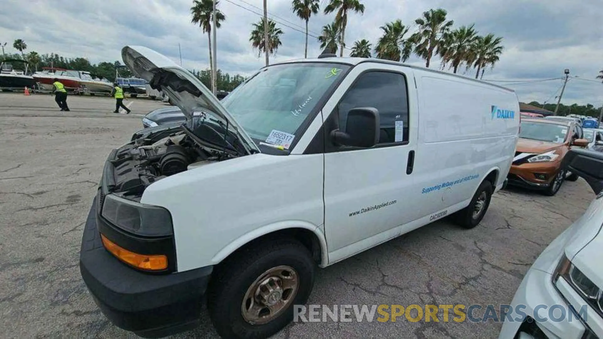 5 Photograph of a damaged car 1GCWGAFG3L1276073 CHEVROLET EXPRESS G2500 2020