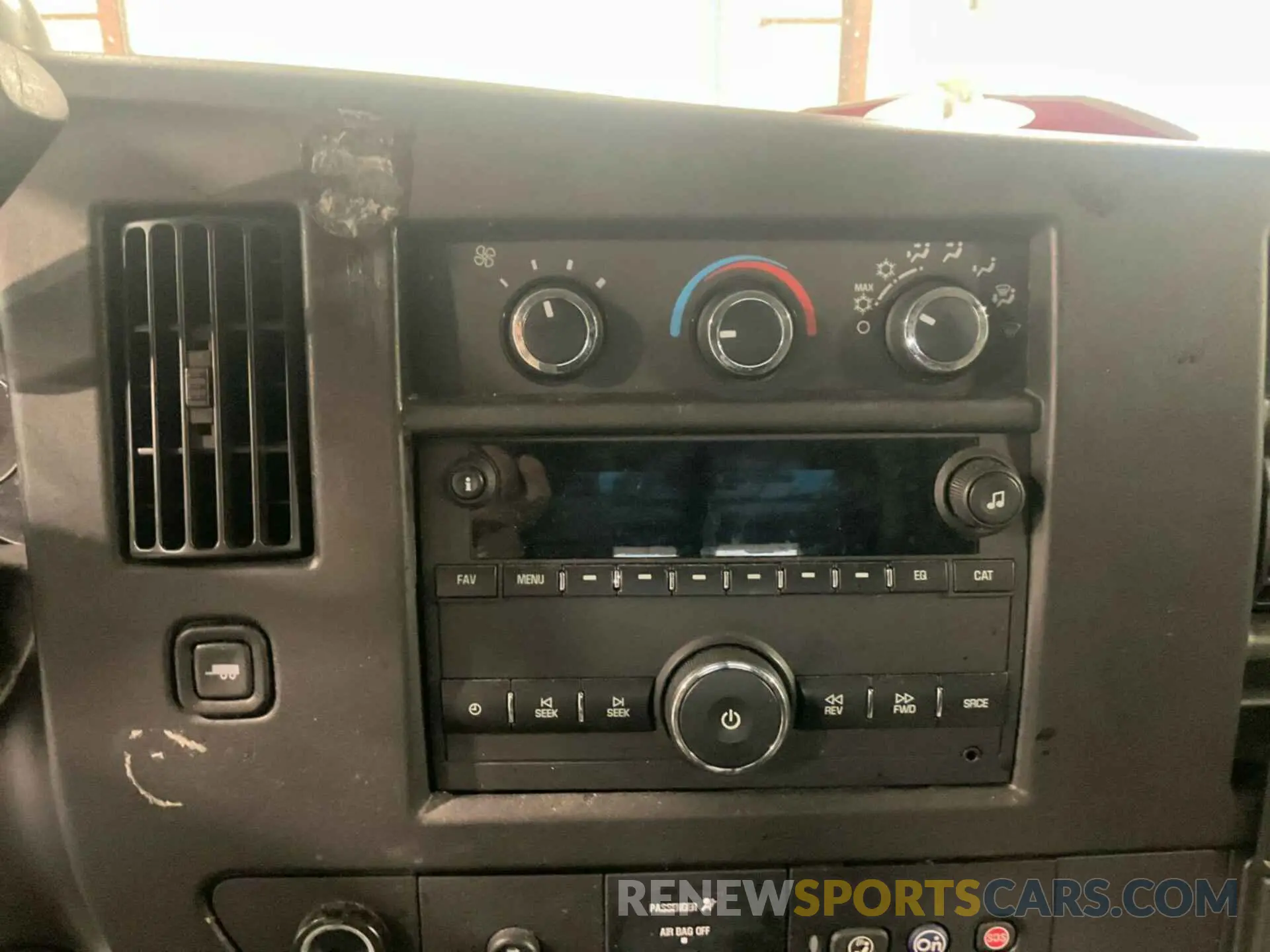 4 Photograph of a damaged car 1GCWGAFG6L1164285 CHEVROLET EXPRESS G2500 2020