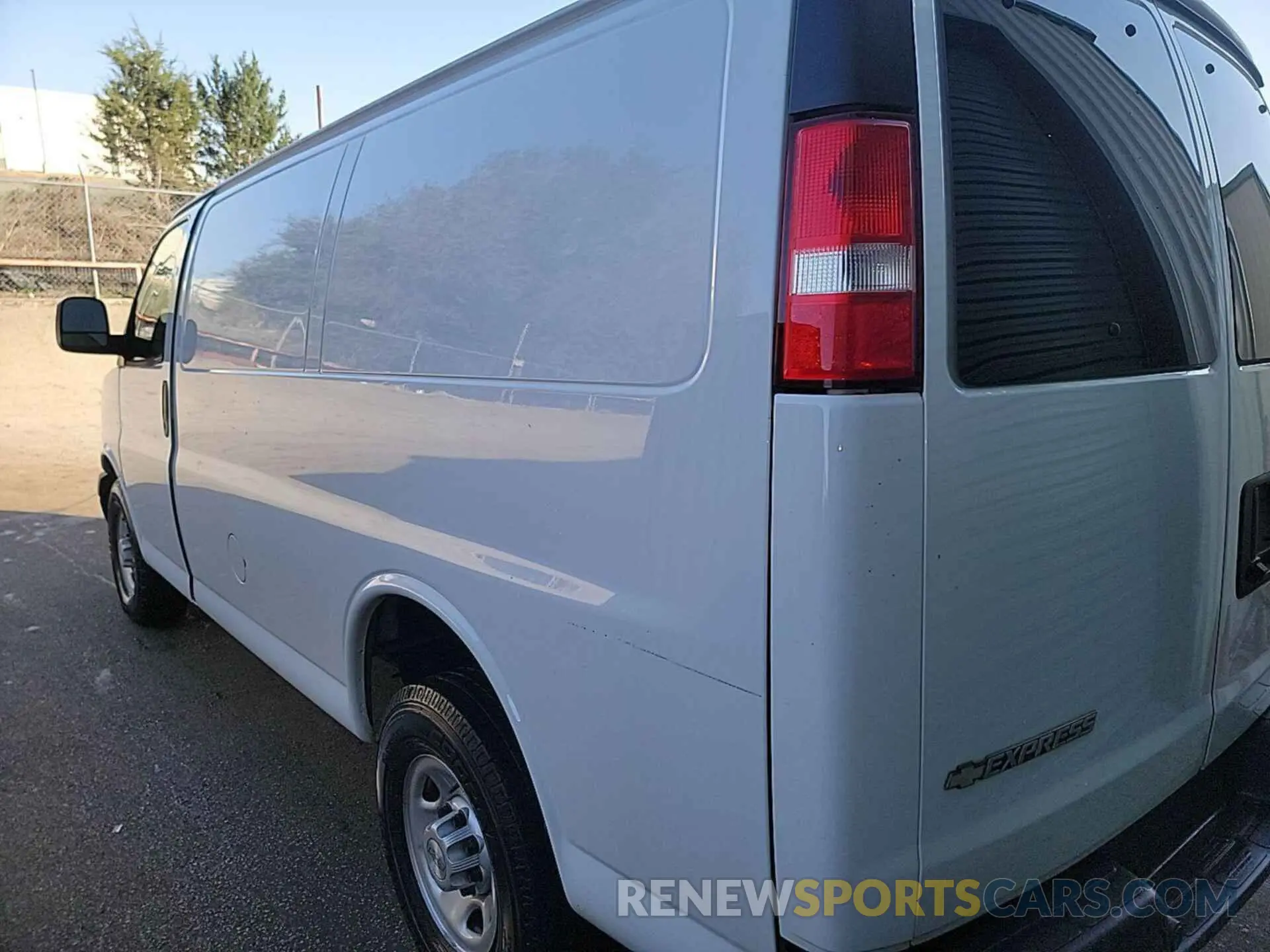 23 Photograph of a damaged car 1GCWGAFG8L1252898 CHEVROLET EXPRESS G2500 2020